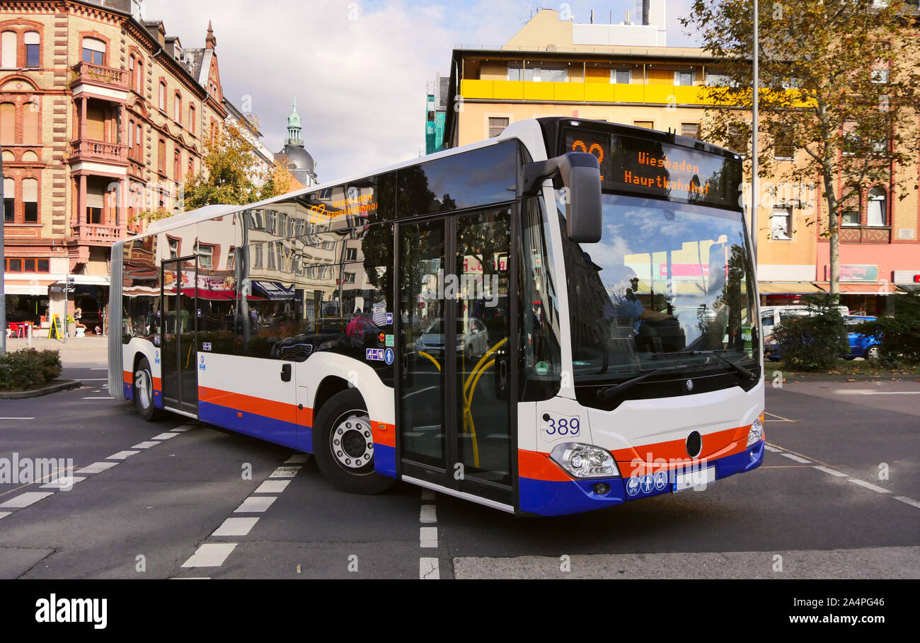 Deutschland. Wiessbaden. 23.09.2019. Der öffentliche Bus in Juarez Straße Wiessbaden Stadt - Bild Stockfoto