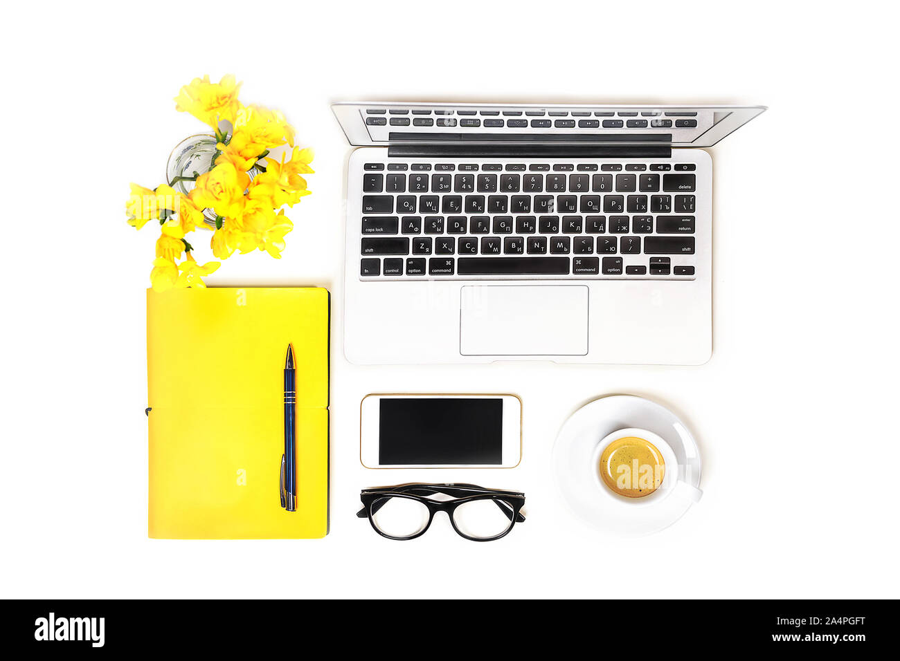 Mit Laptop Notebook, Mode Gläser, Tasse Kaffee, Handy Arbeitsbereich, und gelbe Blume, Notizbuch mit Stift auf weißem Hintergrund, isoliert. Ansicht von oben. Flach. Konzept online einkaufen. Stockfoto