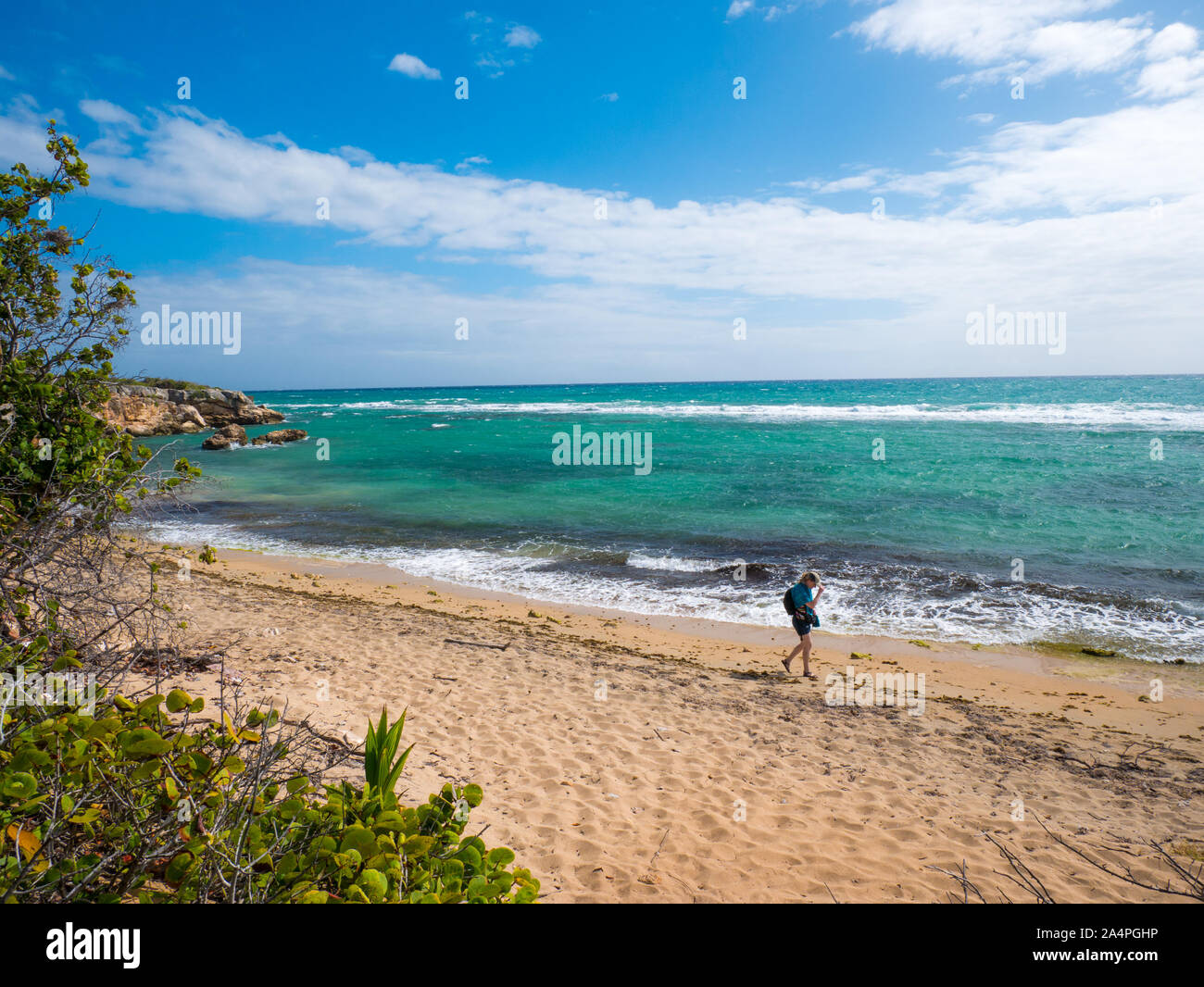 Eine Frau gehen auf der schönen einsamen Strand von Guanica finden in Puerto Rico. Stockfoto
