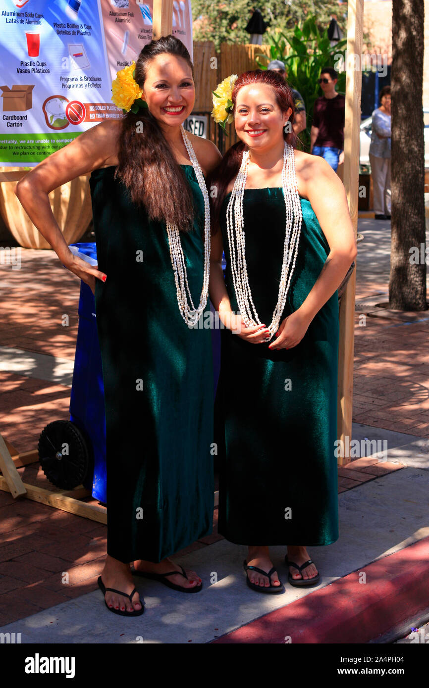 Frauen gekleidet in Polyenesian Kleider mit Perlen im Tucson treffen sich Folk Festival Stockfoto