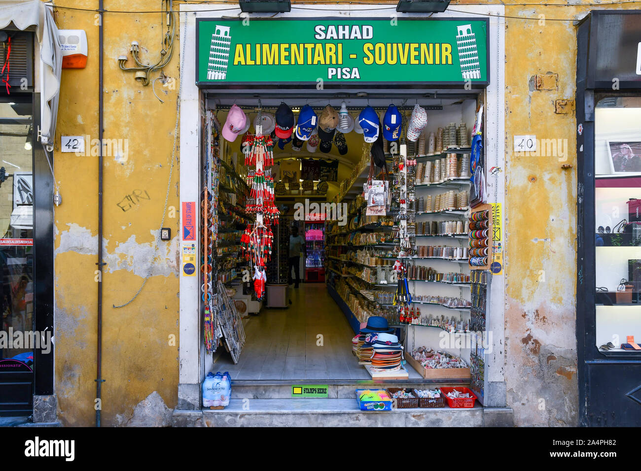 Nahaufnahme der Eingang eines ausländischen Lebensmittelgeschäft und Souvenir Shop im historischen Zentrum der berühmten Stadt Pisa, Toskana, Italien Stockfoto