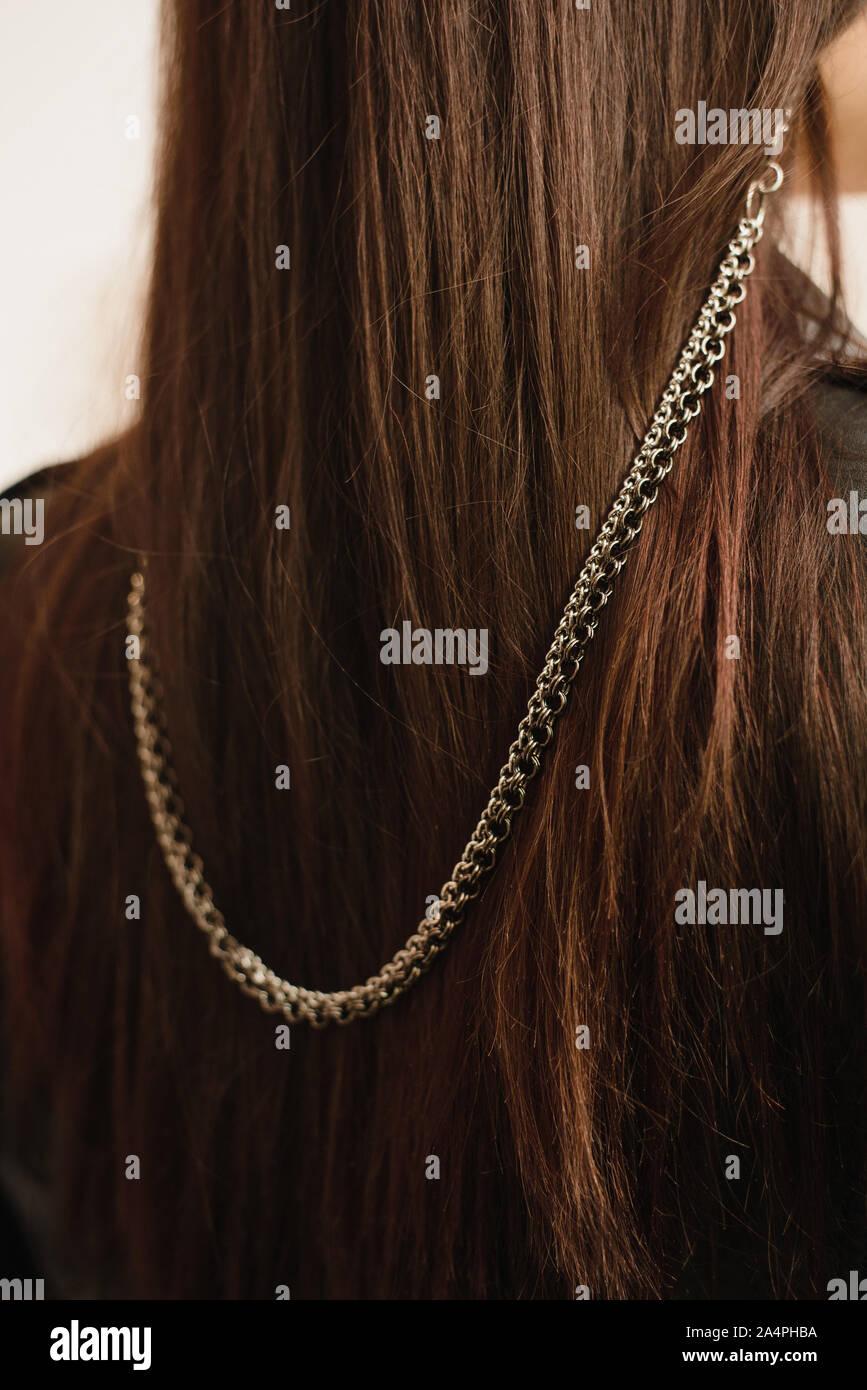 Schwere Kette an den Punkten von Metall auf das dunkle Haar eines jungen  Mädchens. Metall stilvolle eyeglass Chain Stockfotografie - Alamy