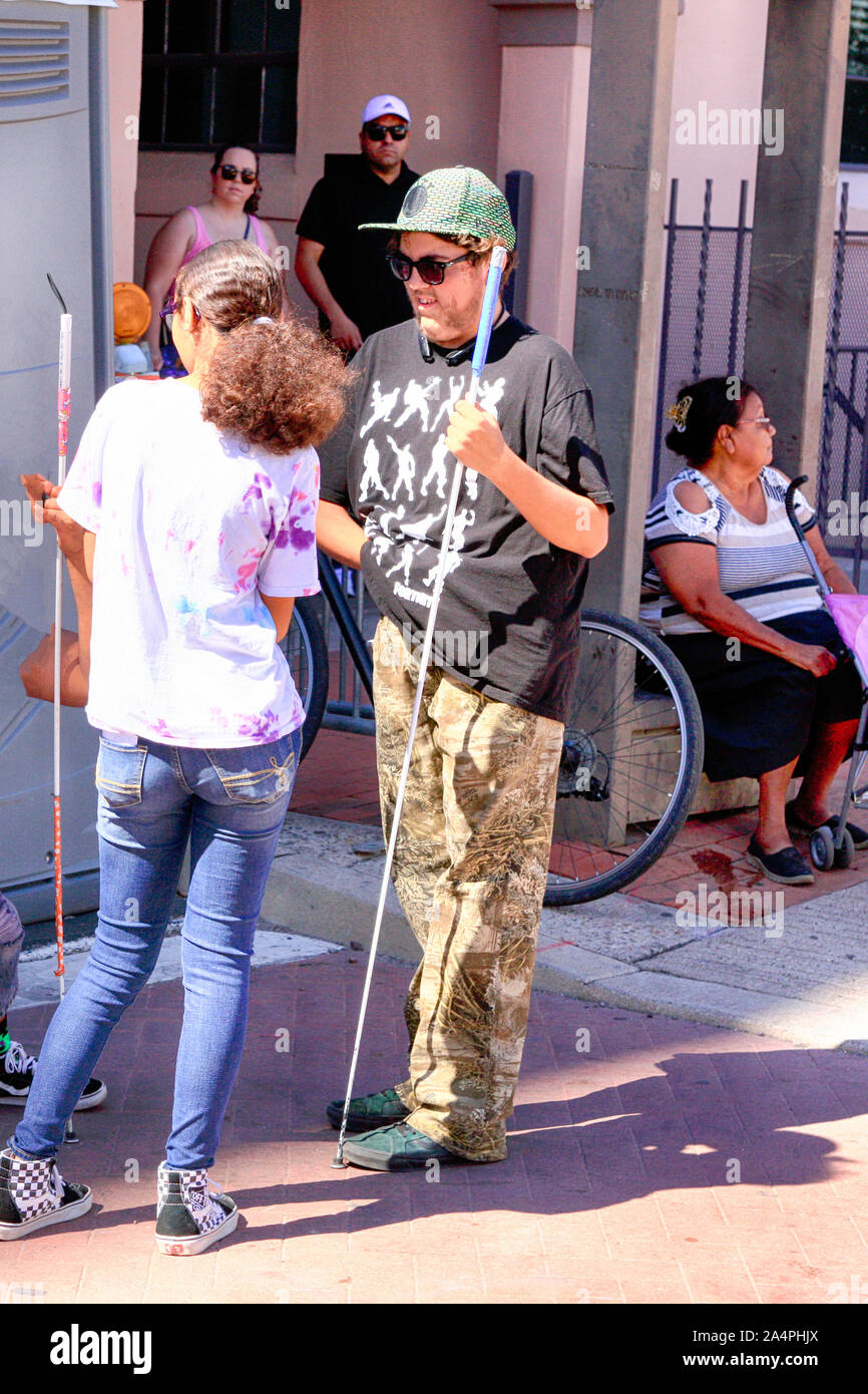 Gruppe von sehbehinderten Menschen in der Innenstadt von Tucson AZ an einem sonnigen Tag Stockfoto