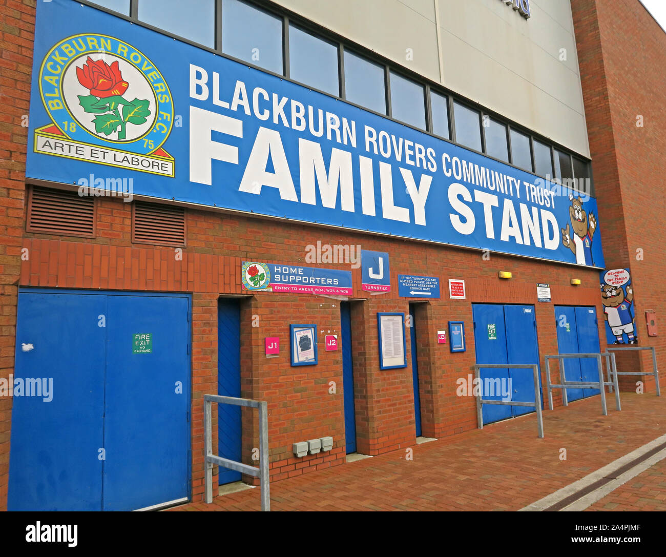 Blackburn Rovers FC Familie stehen, Fußballstadion, Ewood, Lancashire, England, Großbritannien, BB2 4JF Stockfoto