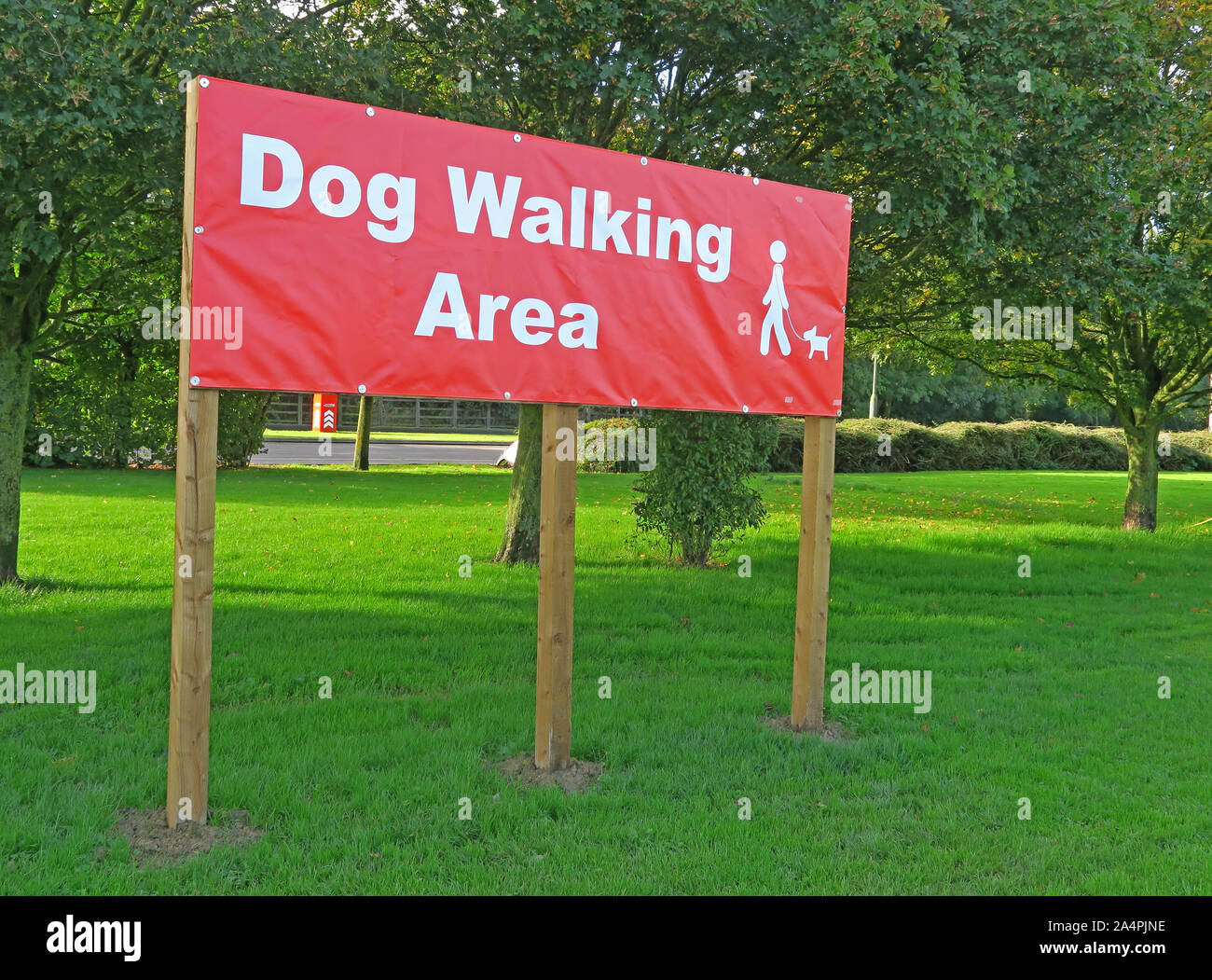 Spezielle Hundewiesen, M5 Strensham Dienstleistungen, Worcestershire, Rasen und rote Zeichen Stockfoto