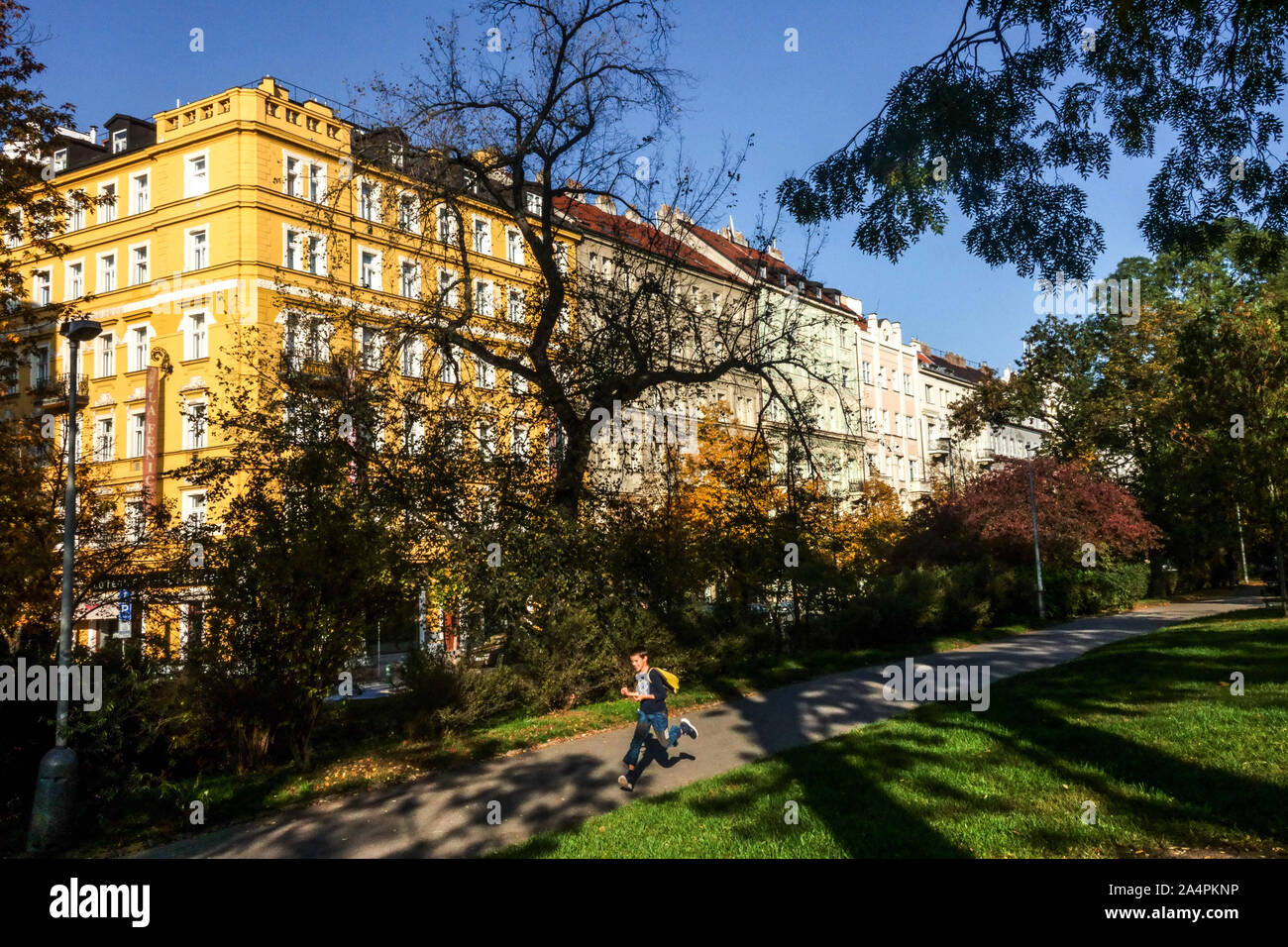 Wohnhäuser auf vinohradska Trida Straße Vinohrady in Prag in der Tschechischen Republik Stockfoto