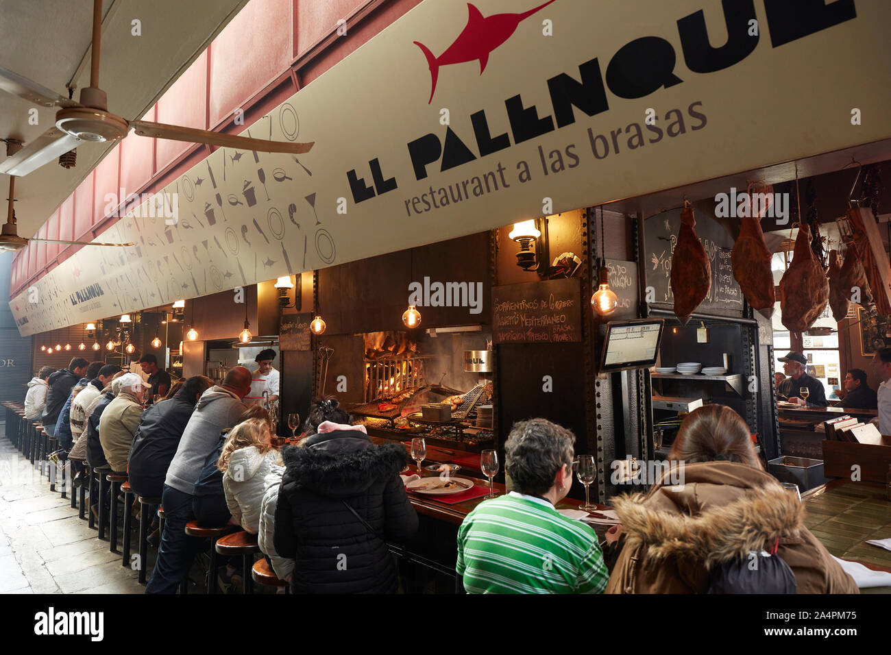 Menschen essen innerhalb der 'Mercado del Puerto", die Altstadt von Montevideo, Uruguay. Stockfoto