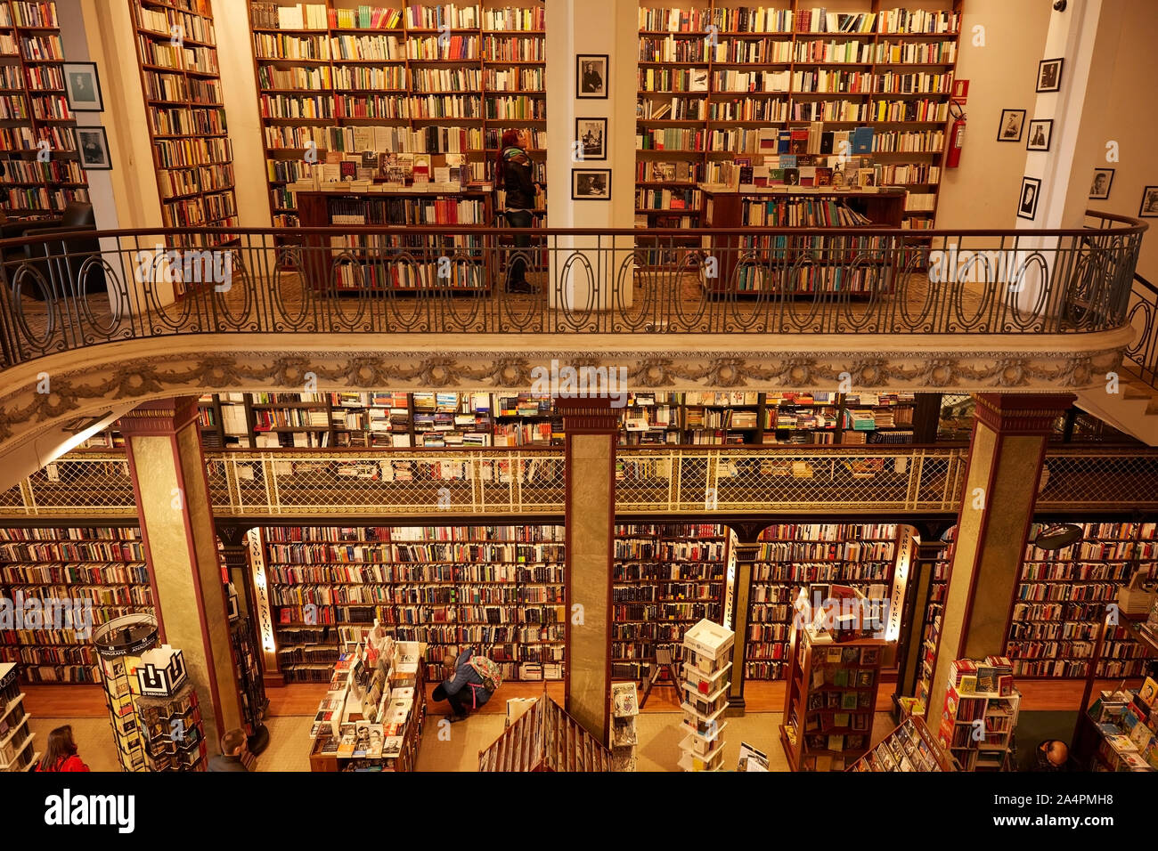 Innenräume der historischen "Puro Verso' Bibliothek, in der alten Fass von Montevideo, Uruguay. Stockfoto