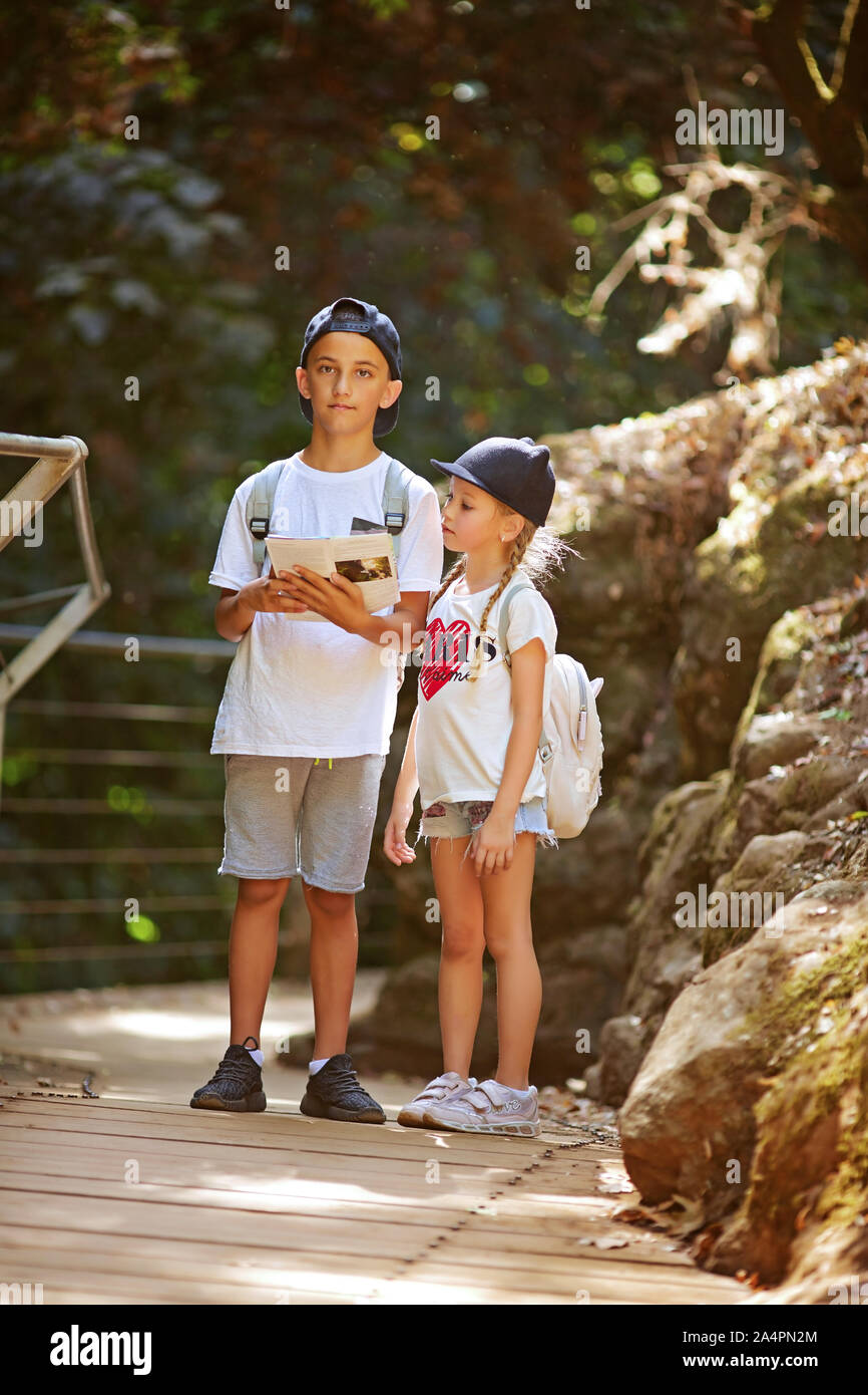 Zwei kleine Kinder lesen Orientierung Wald Karte Stockfoto