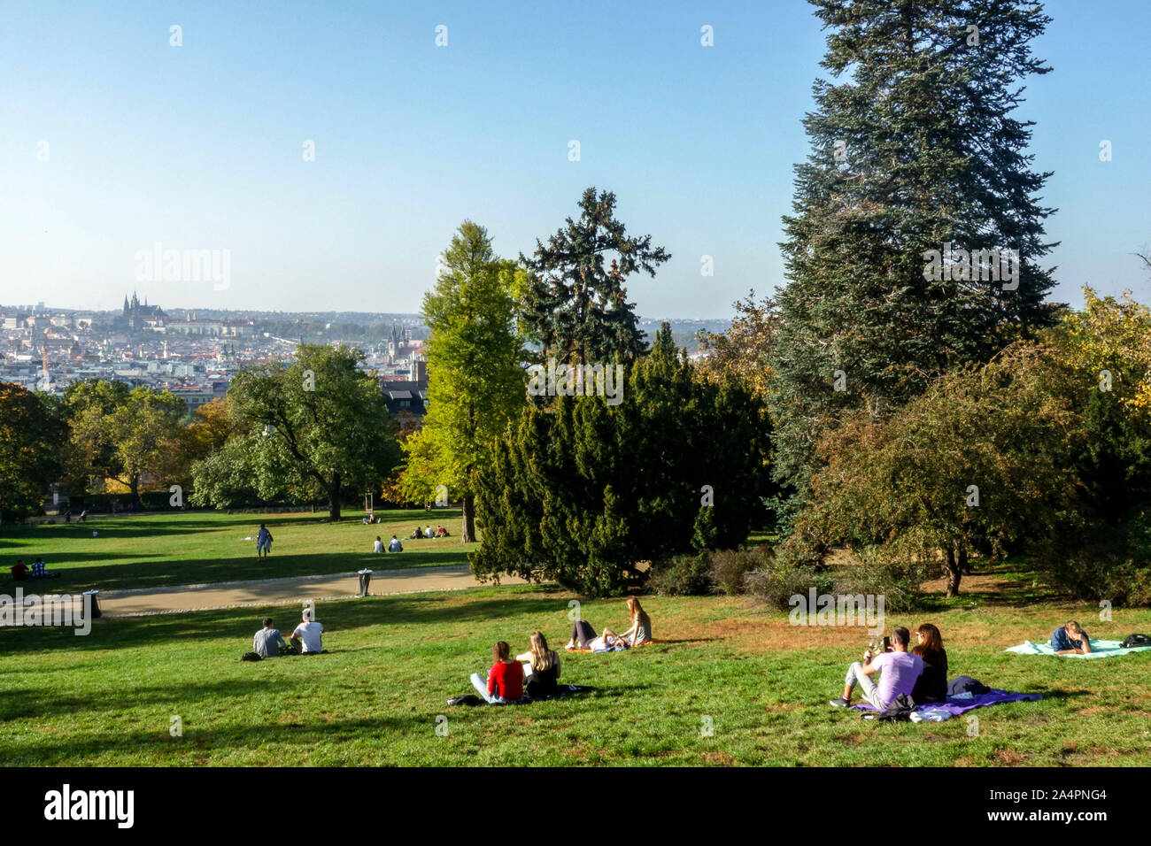 Blick auf die Prager Burg von Riegrovy sady Prager im Stadtpark, Tschechische Republik Stockfoto