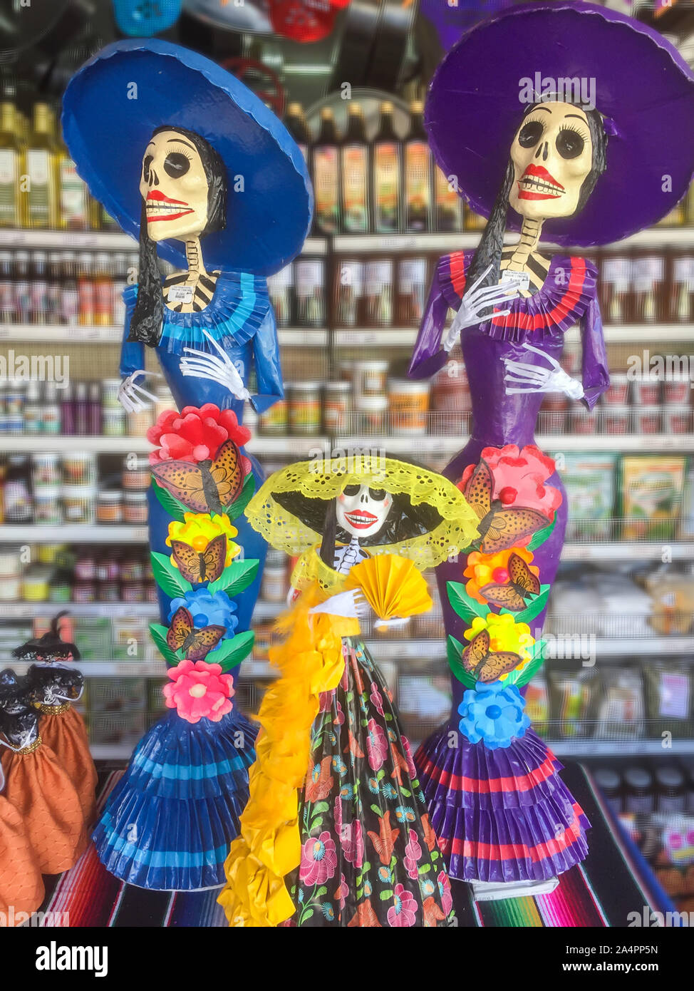 Pappmaché Figuren von La Catrina, Evocative der mexikanischen Kultur und der Tag der Toten feiern, machen beliebt Ornamente während der Halloween ein Stockfoto