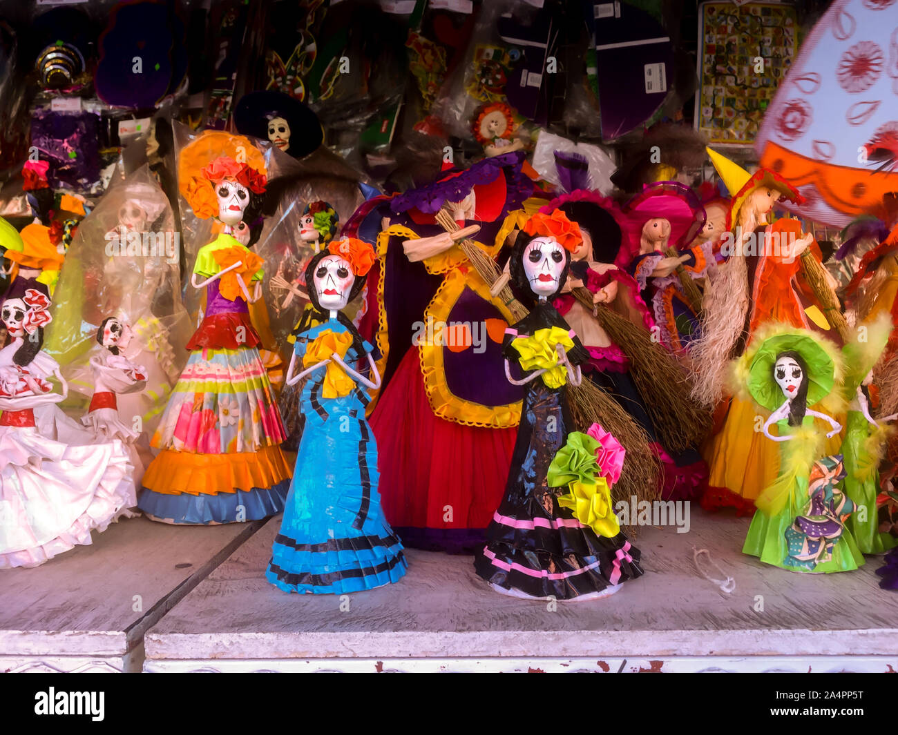 Pappmaché Figuren von La Catrina, Evocative der mexikanischen Kultur und der Tag der Toten feiern, machen beliebt Ornamente während der Halloween ein Stockfoto