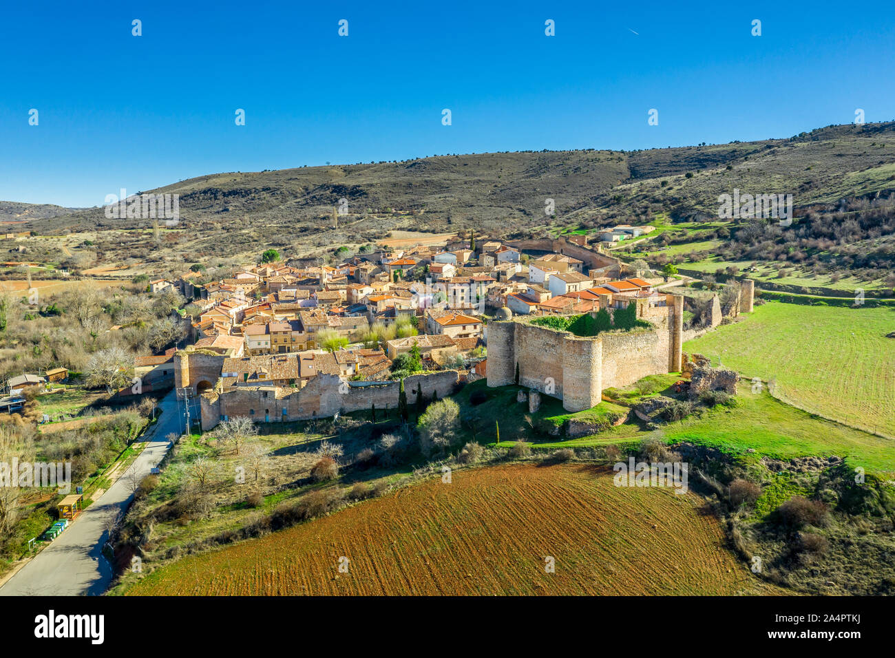 Palazuelos Antenne Panorama der mittelalterlichen Stadtmauern in Guadalajara, Spanien Stockfoto