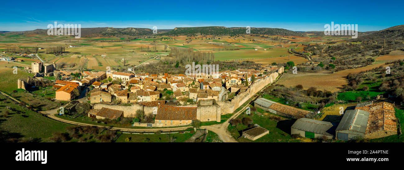 Palazuelos Antenne Panorama der mittelalterlichen Stadtmauern in Guadalajara, Spanien Stockfoto