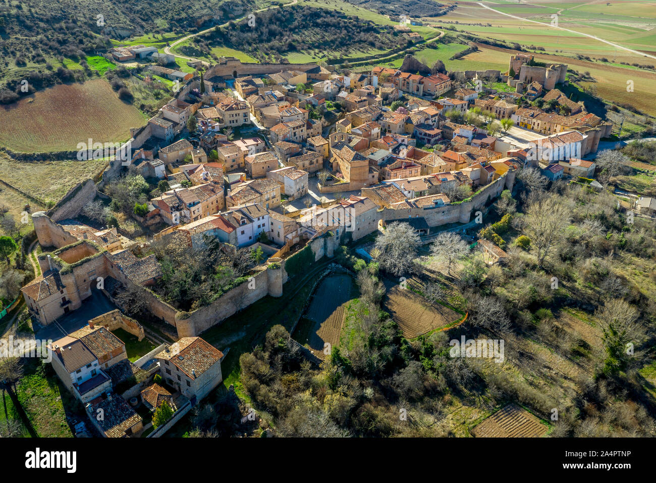 Palazuelos Antenne Panorama der mittelalterlichen Stadtmauern in Guadalajara, Spanien Stockfoto