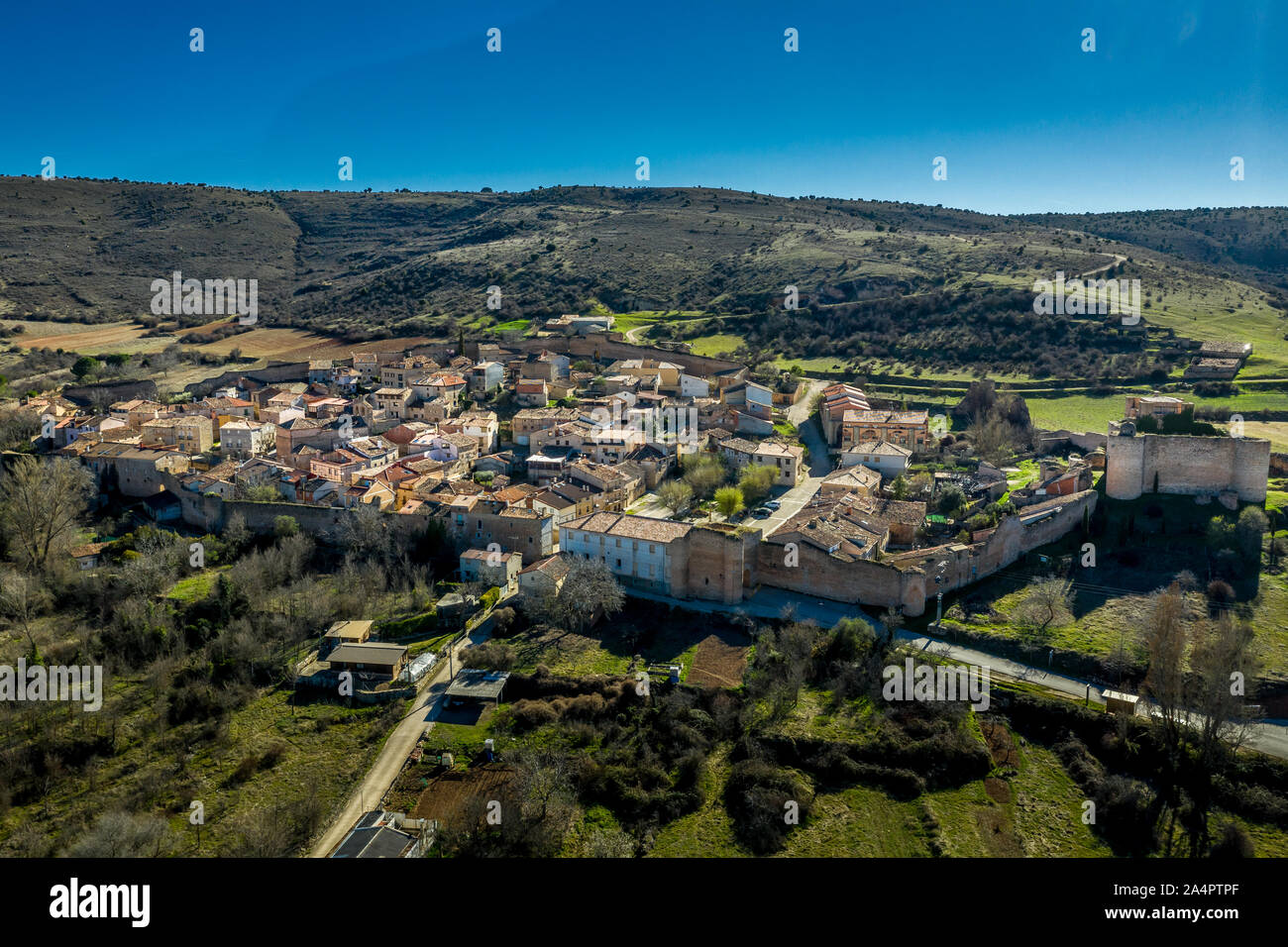Palazuelos Antenne Panorama der mittelalterlichen Stadtmauern in Guadalajara, Spanien Stockfoto