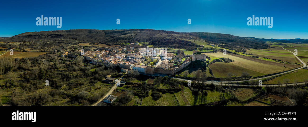 Palazuelos Antenne Panorama der mittelalterlichen Stadtmauern in Guadalajara, Spanien Stockfoto