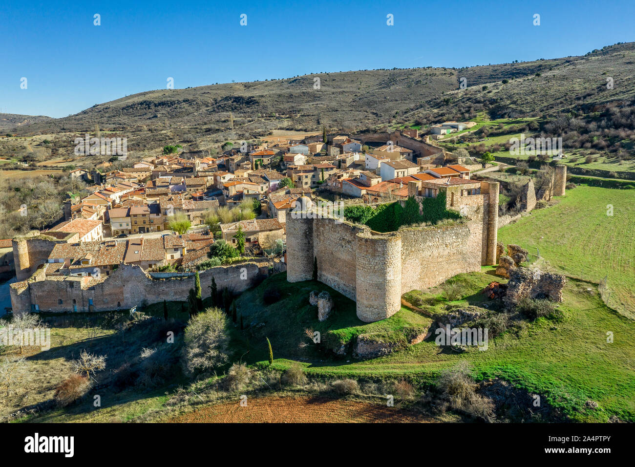 Palazuelos Antenne Panorama der mittelalterlichen Stadtmauern in Guadalajara, Spanien Stockfoto