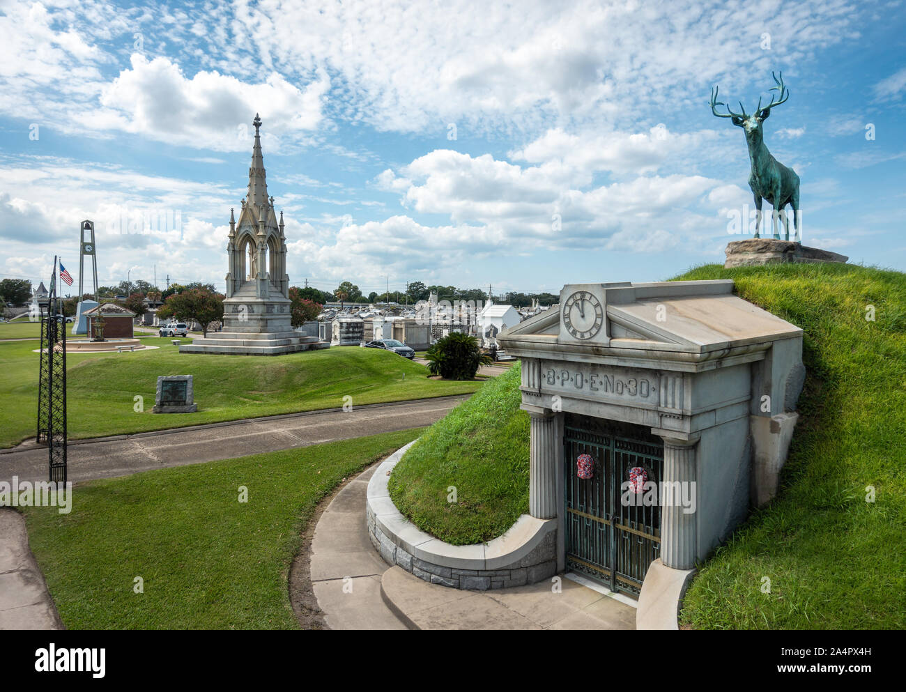 New Orleans Greenwood Cemetery, mit Feuermann und Elks Grabmonumenten. Stockfoto