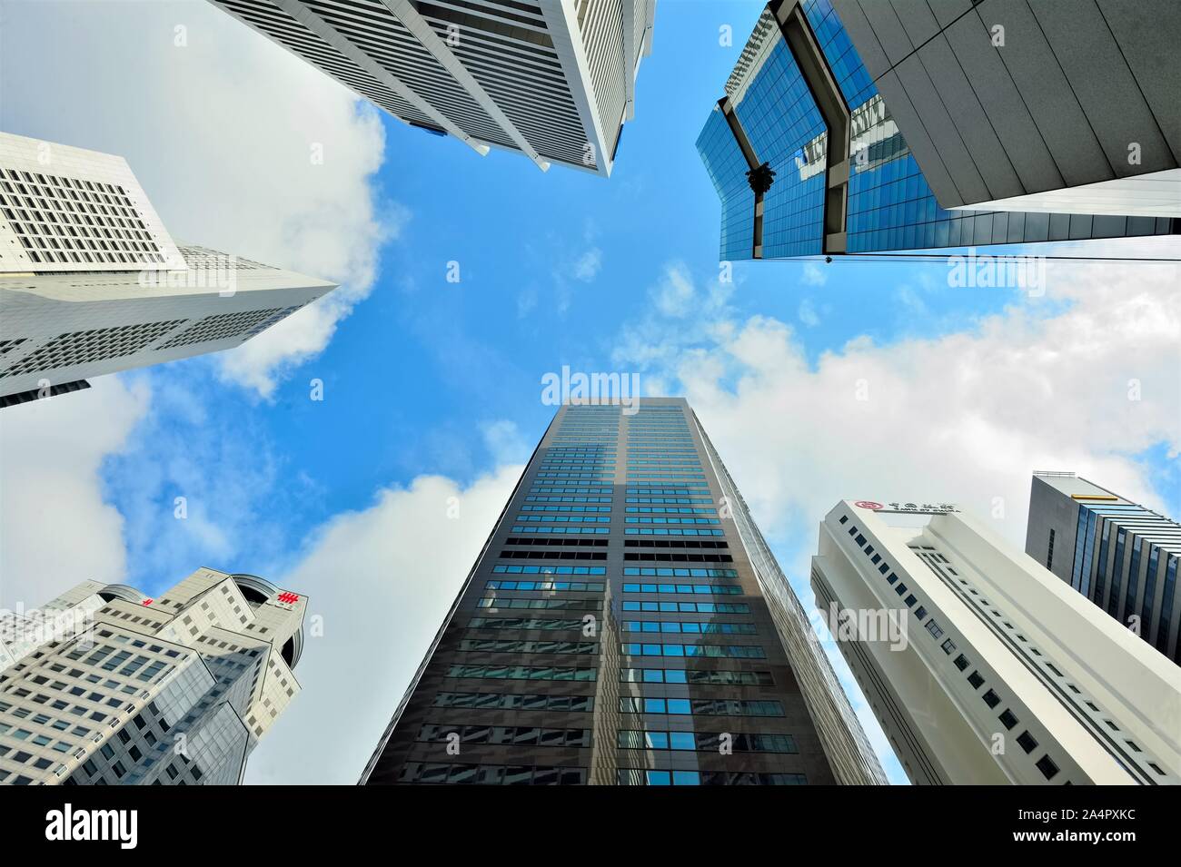 Singapur - 8. Oktober 2019: Perspektive Stadtbild von modernen Wolkenkratzern im Finanzviertel Raffles in Singapur gegen Sky Stockfoto