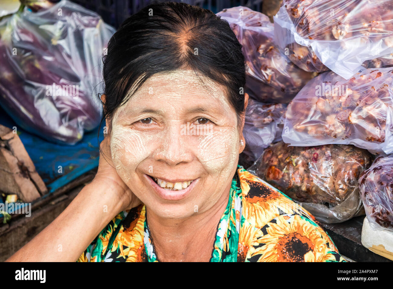 Mae Sot, Thailand - 3. Februar 2019: Porträt eines lächelnden Frau Anbieter am Markt. Thanaka Paste ist als kosmetisches verwendet. Stockfoto