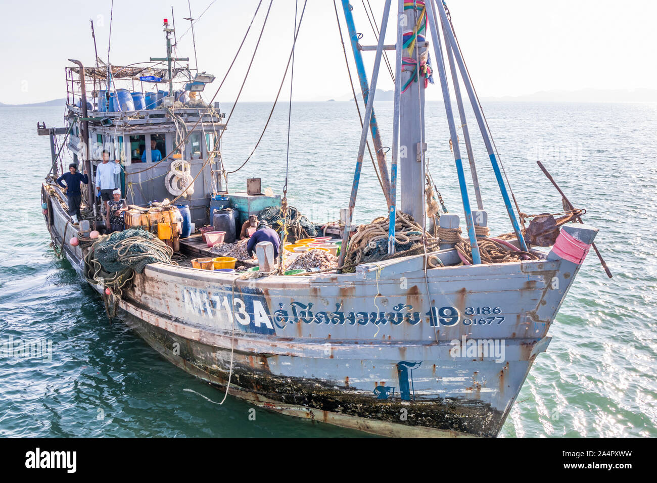 Koh Phayam, Thailand - 5. April 2019: Thai Fischerboot mit burmesischen Crew. Die meisten Thai Boote haben Burmesischen Crew. Stockfoto