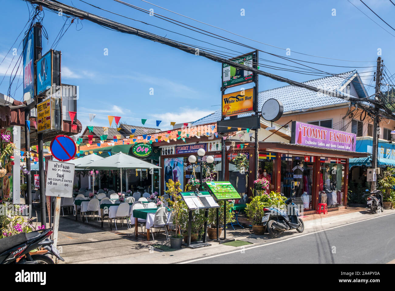 Kamala, Phuket, Thailand - 10. April 2019: Geschäfte und Restaurants in der Hauptstraße. Der Strand ist ein beliebtes Ziel für Touristen Stockfoto