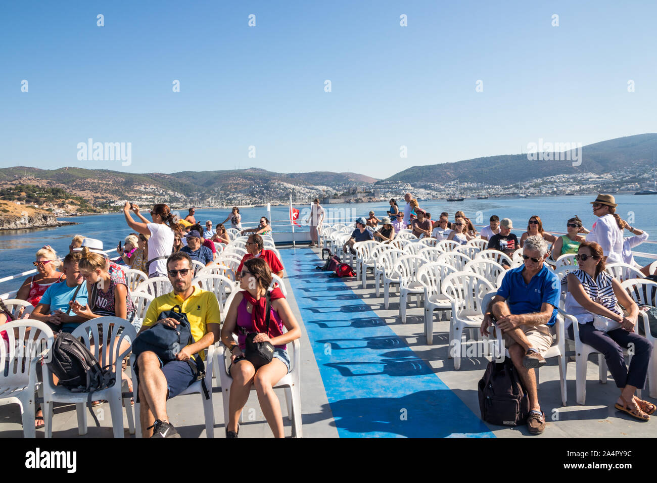 Bodrum, Türkei - 18. September 2019: Passagiere auf dem obersten Deck der Fähre. Täglich verkehren von Bodrum nach Kos Stockfoto