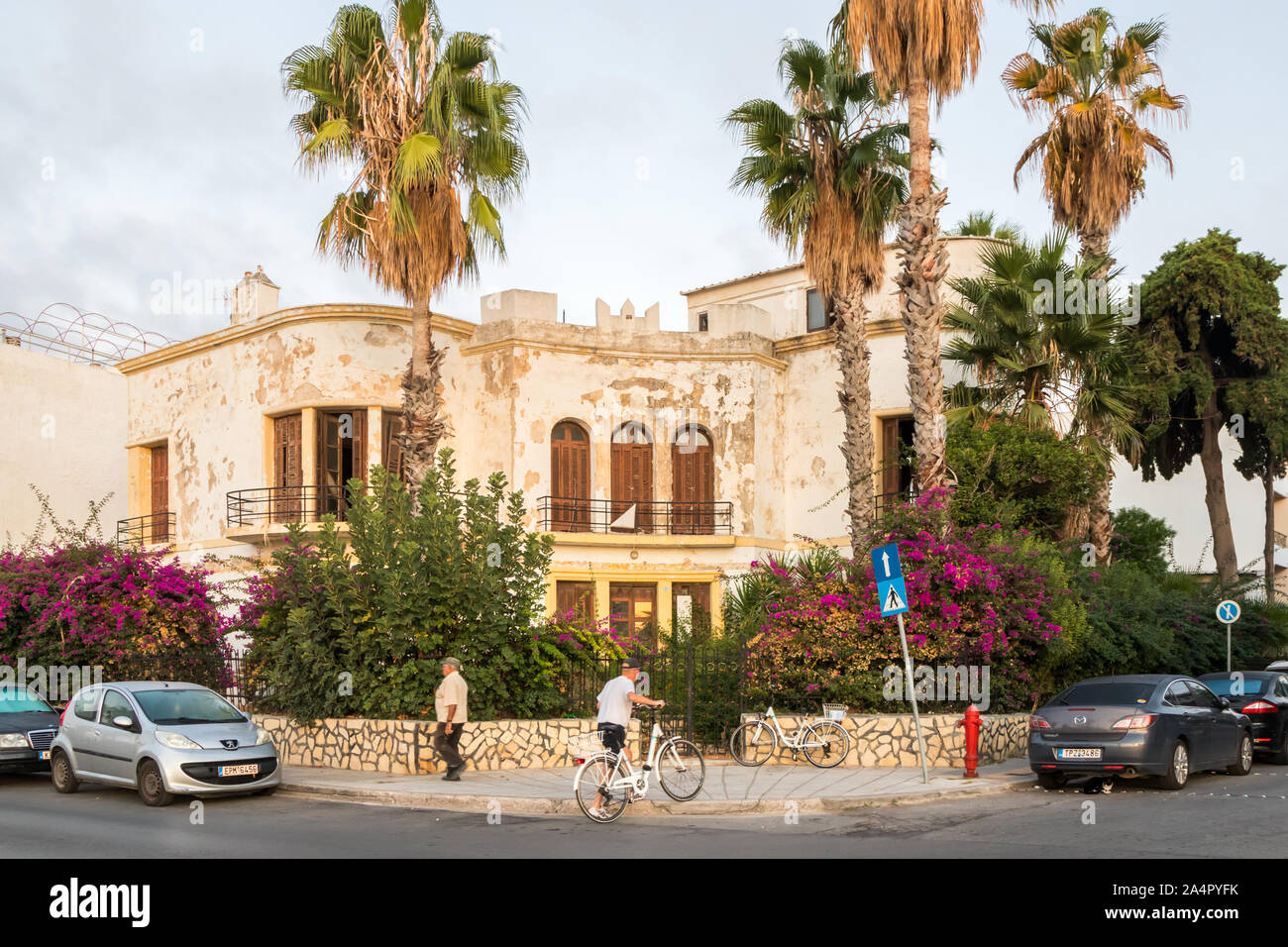 Kos, Griechenland - 19. September 2019: Typische Architektur mit bougainvillaea Blumen. Die Insel ist ein beliebtes Reiseziel Stockfoto