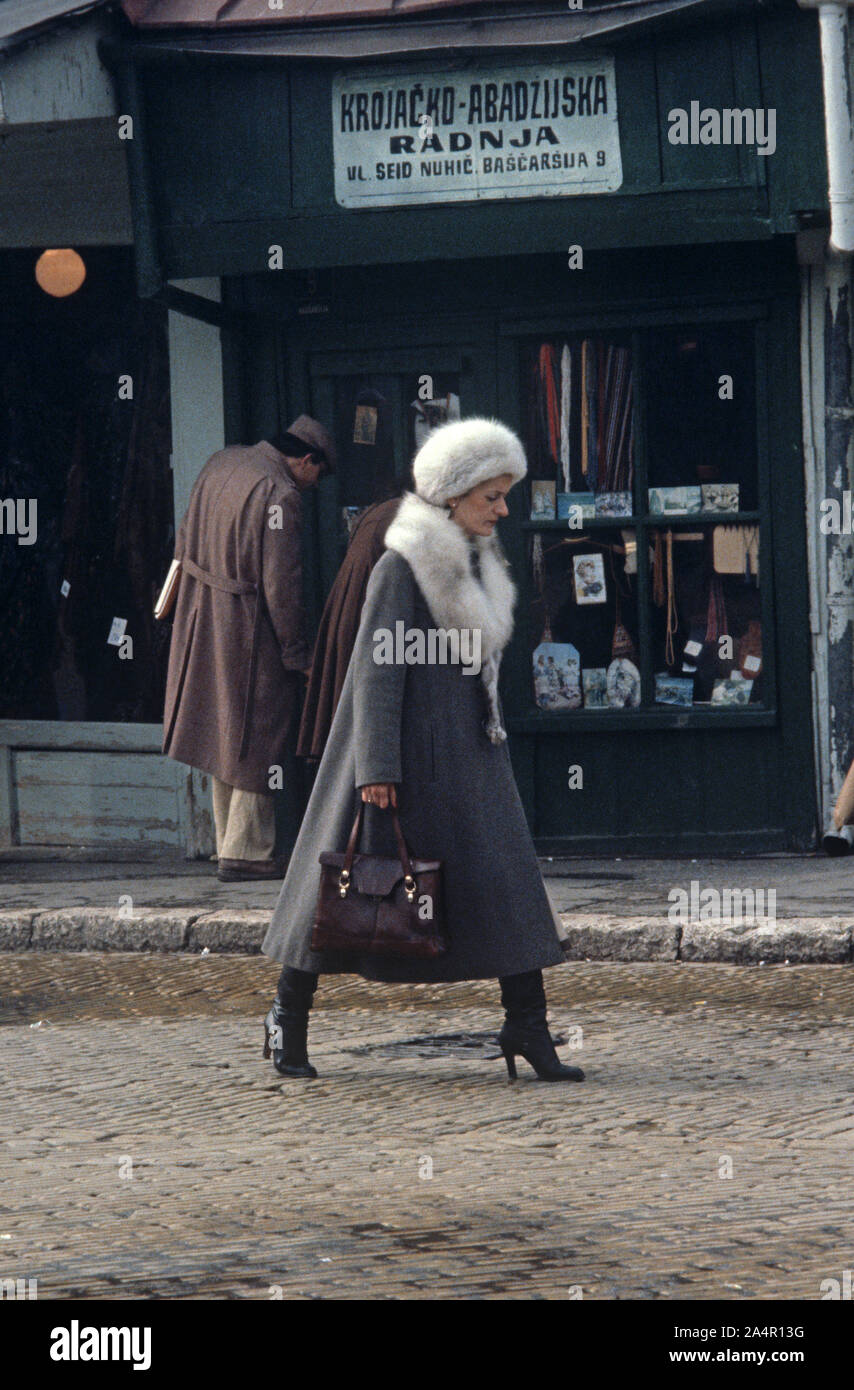 Die Mode der 80er Jahre Dame in Sarajevo, im ehemaligen Jugoslawien styled  Stockfotografie - Alamy