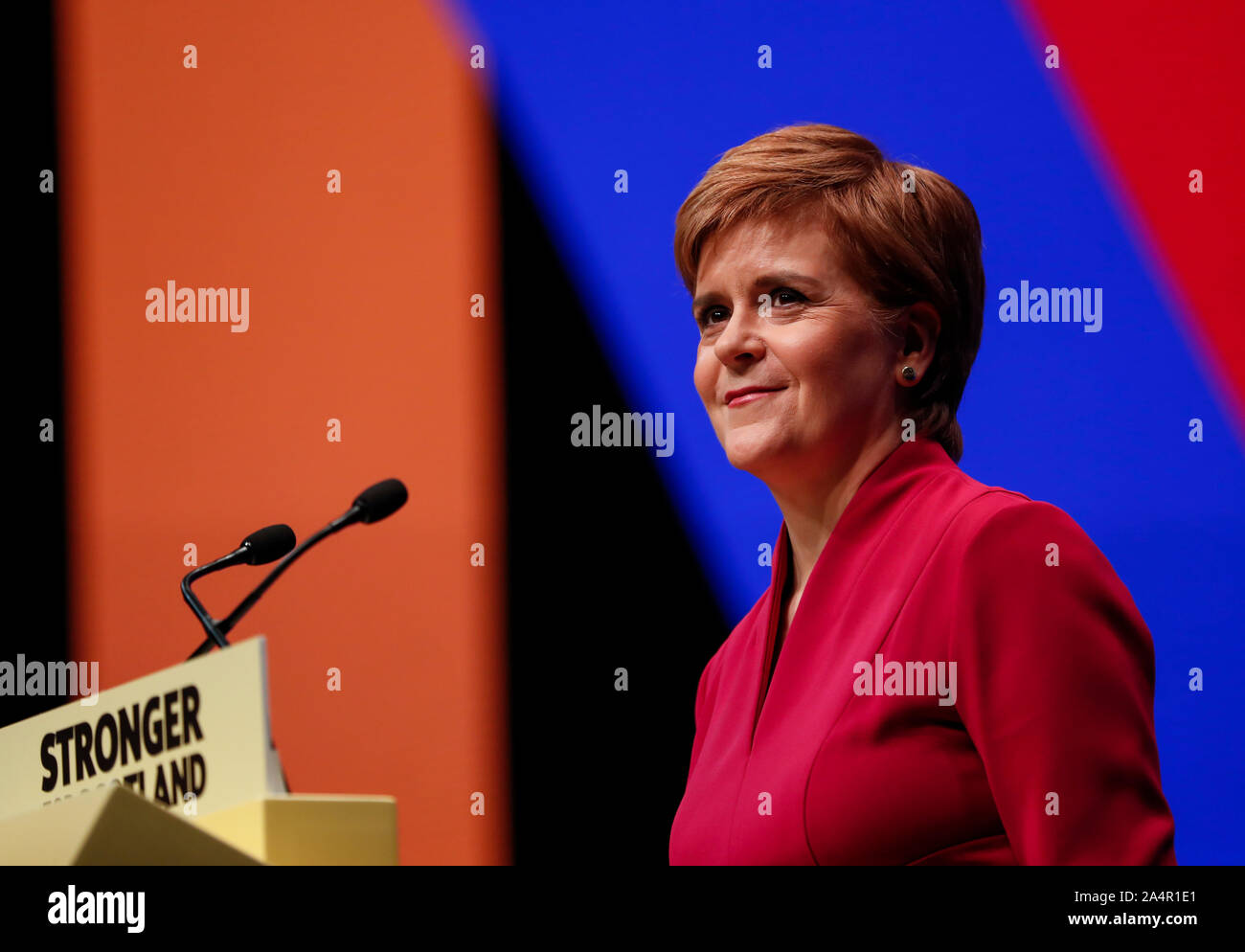 Aberdeen, Großbritannien. 15 Okt, 2019. Schottlands Erster Minister und die Scottish National Party (SNP) leader Nicola Sturgeon gibt eine Rede an der SNP-Jahreskonferenz 2019 in Aberdeen, Schottland, Großbritannien am Okt. 15, 2019. Nicola Sturgeon sagte am Dienstag, dass ein unabhängiges Schottland als Brücke zwischen der Europäischen Union (EU) und im Vereinigten Königreich handeln könnte und einen 'Magnet für globale Investitionen." Quelle: Han Yan/Xinhua/Alamy leben Nachrichten Stockfoto