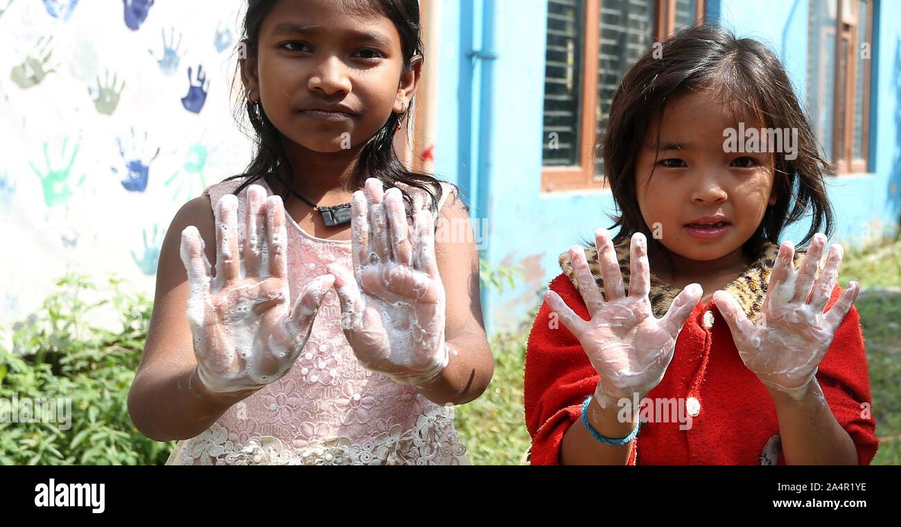 Kathmandu, Nepal. 15 Okt, 2019. Nepalesische Kinder zeigen seifigen Hände wie Sie lernen die Hände während der Veranstaltung "Global Handwashing Day" in Kathmandu, Nepal, 15. Oktober 2019 zu markieren, zu waschen. "Global Handwashing Day ist eine jährliche Kampagne gefeiert zu motivieren und Menschen rund um die Welt mobilisieren ihre Händewaschen Gewohnheiten zu verbessern. Credit: Sunil Sharma/Xinhua/Alamy leben Nachrichten Stockfoto