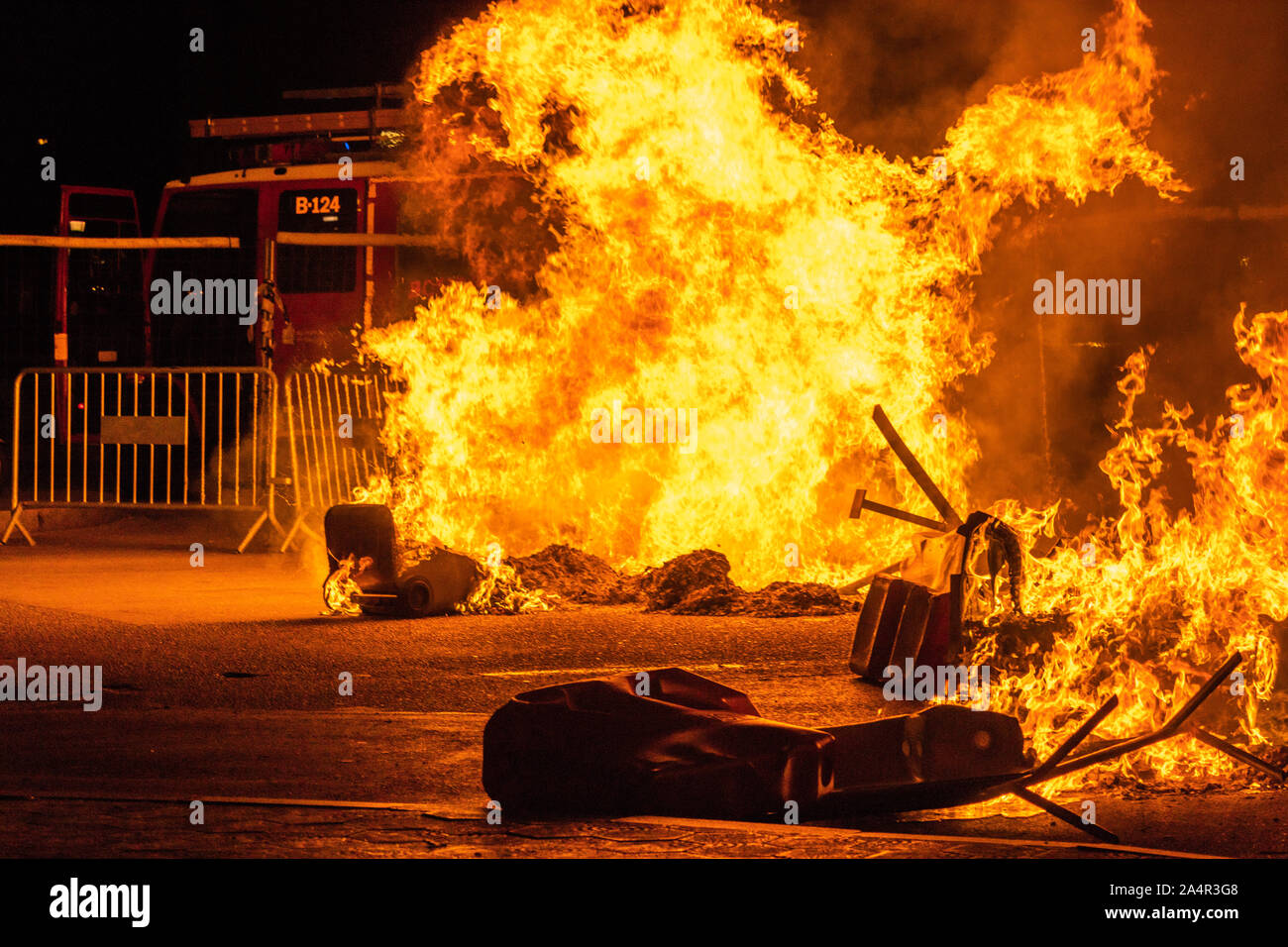 Barcelona, Spanien - 16. Oktober 2019: Feuer auf dem Hauptplatz von Barcelona als Teil der Proteste wieder die Gefängnisstrafe zu Katalanisch Führer für die Organisation der unabhängigkeitsreferendum Credit: Dino Geromella/Alamy leben Nachrichten Stockfoto