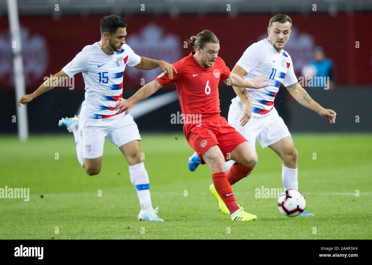 Toronto, Kanada. 15 Okt, 2019. Samuel Piette (C) der Kanada Mias mit Jordanien Morris (R) und Cristian Roldan der Vereinigten Staaten während ihrer Liga eine Gruppe eine Übereinstimmung der 2019-2020 Concacaf Nationen Liga bei BMO Feld in Toronto, Kanada, 15. Oktober 2019. Credit: Zou Zheng/Xinhua/Alamy leben Nachrichten Stockfoto