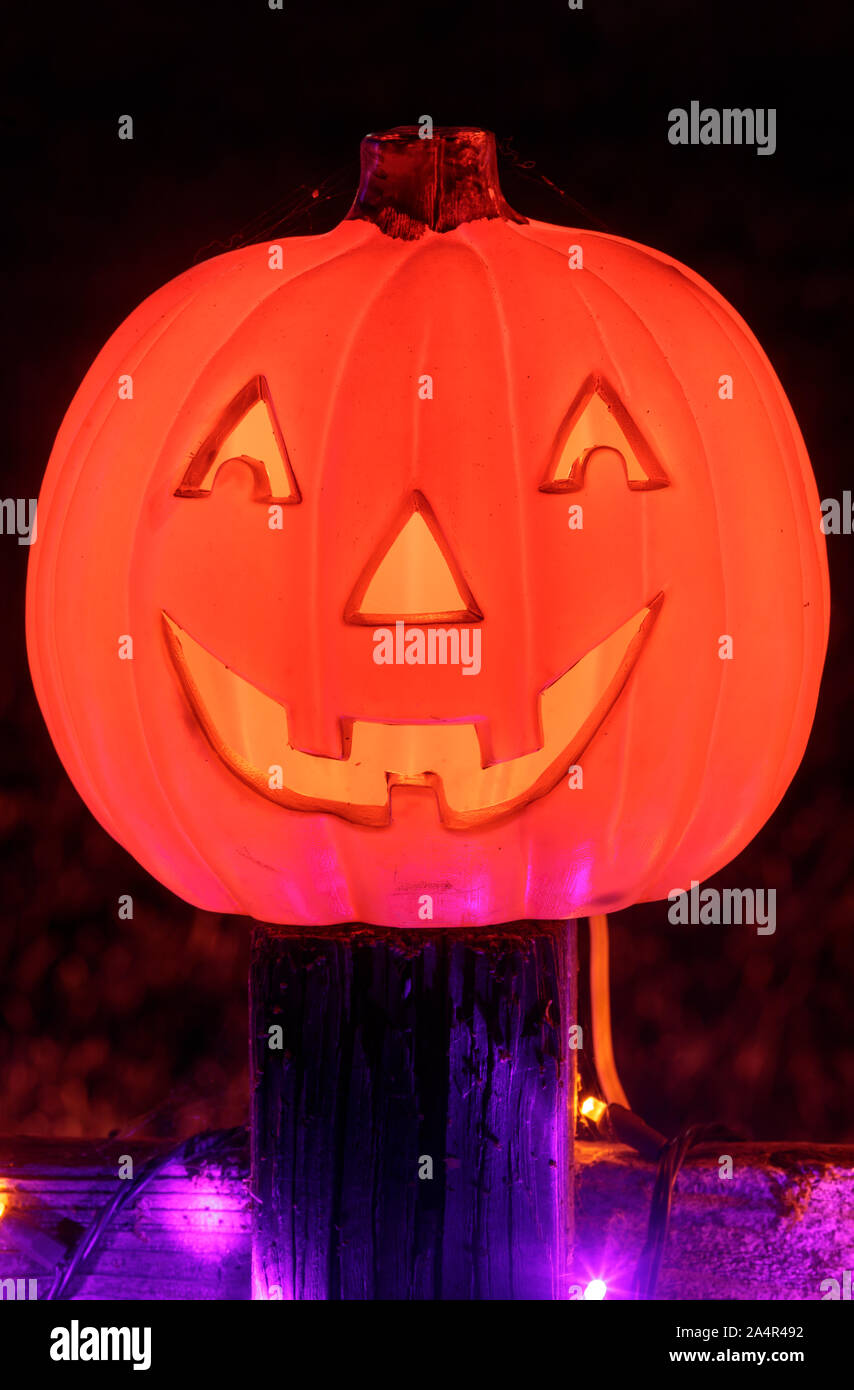 Jack-o-Laterne Kürbis Leuchten im Dunkeln in der Halloween Jahreszeit Stockfoto