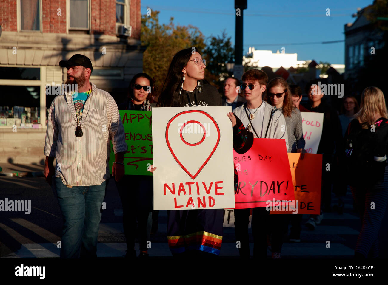 Bloomington, USA. 14 Okt, 2019. Studenten der Indiana University, Bloomington und Mitglieder der Gemeinschaft März mit Plakaten von Dunn Wiese auf die Monroe County Courthouse während der indigenen Völker Tag in Bloomington. Eine Resolution durch den Rat der Stadt Bloomington offiziell die indigenen Völker Tag im Kalender als Urlaub jeden zweiten Montag im Oktober. Credit: SOPA Images Limited/Alamy leben Nachrichten Stockfoto