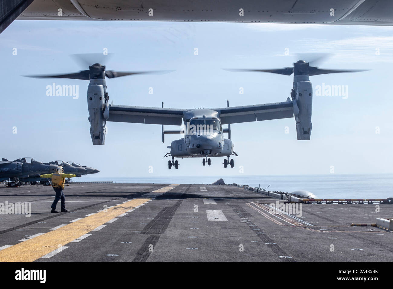 191012-M-EG 058-2054 SOUTH CHINA SEA (Okt. 2010) 12, 2019) Eine MV-22 Osprey mit Marine Medium Tiltrotor Squadron (VMM) 163 (verstärkt), 11 Marine Expeditionary Unit, landet an Bord der Amphibisches Schiff USS Boxer (LHD4). Die Vereinigten Staaten sind stolz darauf, in diese Philippinische teilzunehmen - led, bilaterale Übung um Funktionen für ein breites Spektrum von militärischen Operationen zu entwickeln. (U.S. Marine Corps Foto von Cpl. Dalton S. Swanbeck) Stockfoto