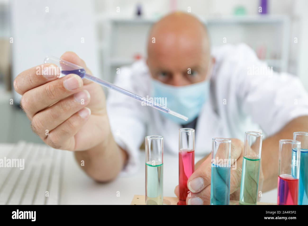 Eine männliche Wissenschaftler mit einer Pipette Stockfoto