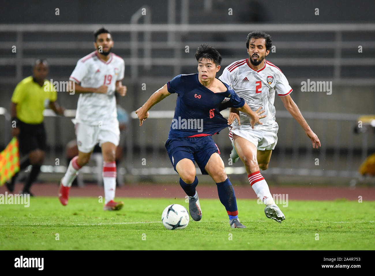 Pathum Thani, Thailand. 15 Okt, 2019. Ekanit Panya von Thailand (Nr. 8) konkurriert für die Kugel mit Spieler der Vereinigten Arabischen Emirate (VAE) während der FIFA-Weltmeisterschaft asiatischen zweiten Qualifier Match zwischen Thailand und die Vereinigten Arabischen Emirate (VAE) an der Thammasat Stadion. Am 15 Okt, 2019 (Foto von Amphol Thongmueangluang/Pacific Press) Quelle: Pacific Press Agency/Alamy leben Nachrichten Stockfoto