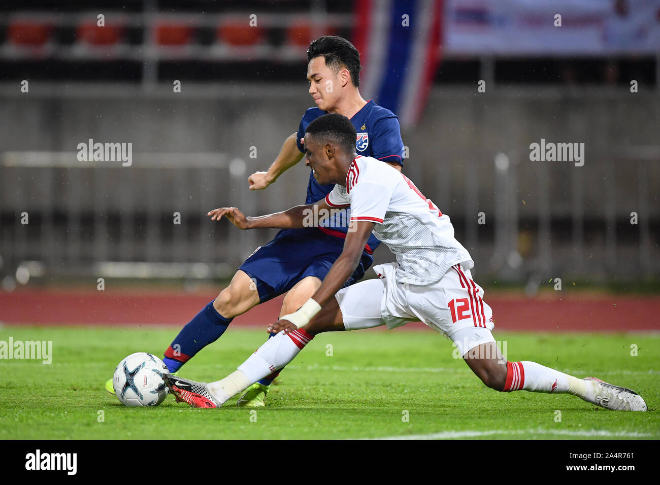 Pathum Thani, Thailand. 15 Okt, 2019. Supachok Sarachart von Thailand (Nr. 7) konkurriert für die Kugel mit Spieler der Vereinigten Arabischen Emirate (VAE) während der FIFA-Weltmeisterschaft asiatischen zweiten Qualifier Match zwischen Thailand und die Vereinigten Arabischen Emirate (VAE) an der Thammasat Stadion. Am 15 Okt, 2019 (Foto von Amphol Thongmueangluang/Pacific Press) Quelle: Pacific Press Agency/Alamy leben Nachrichten Stockfoto