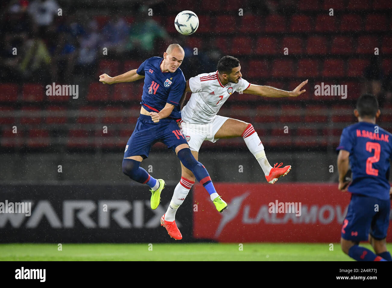 Pathum Thani, Thailand. 15 Okt, 2019. Manuel Tom Bihr von Thailand (Nr. 14) Im Wettbewerb um die Kugel mit Spieler der Vereinigten Arabischen Emirate (VAE) während der FIFA-Weltmeisterschaft asiatischen zweiten Qualifier Match zwischen Thailand und die Vereinigten Arabischen Emirate (VAE) an der Thammasat Stadion. Am 15 Okt, 2019 (Foto von Amphol Thongmueangluang/Pacific Press) Quelle: Pacific Press Agency/Alamy leben Nachrichten Stockfoto