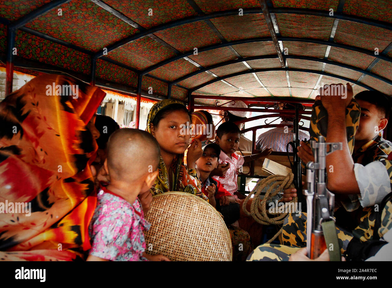 Bangladesch Grenzschutzbeamten (BGB) Festnahme Frauen und Kinder, die versuchen, die India-Bangladesh Grenze in Companyganj, Sylhet, Bangladesh zu überqueren. Oktober 13, 2010. Stockfoto