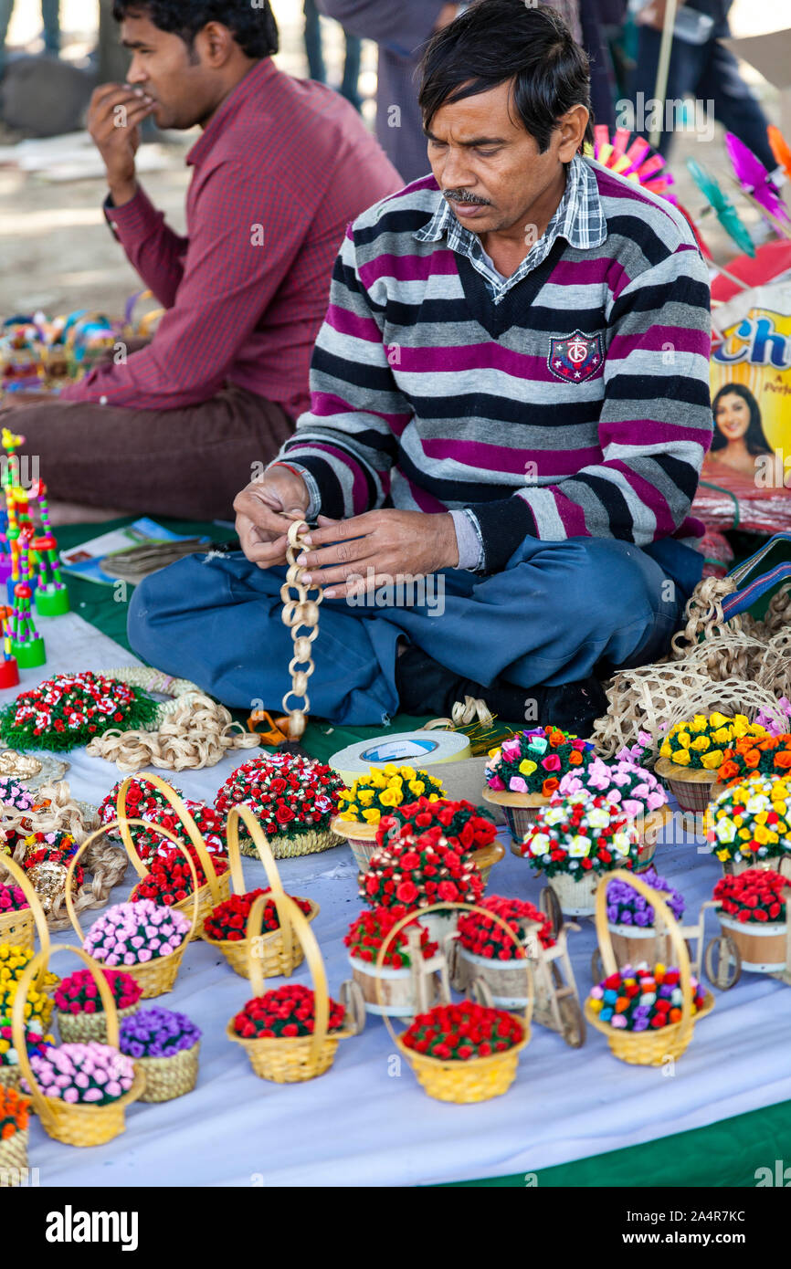 DELHI, Indien, einen lokalen Anbieter verkauft Souvenirs am India Gate Rasen während der jährlichen Drachenfest Stockfoto