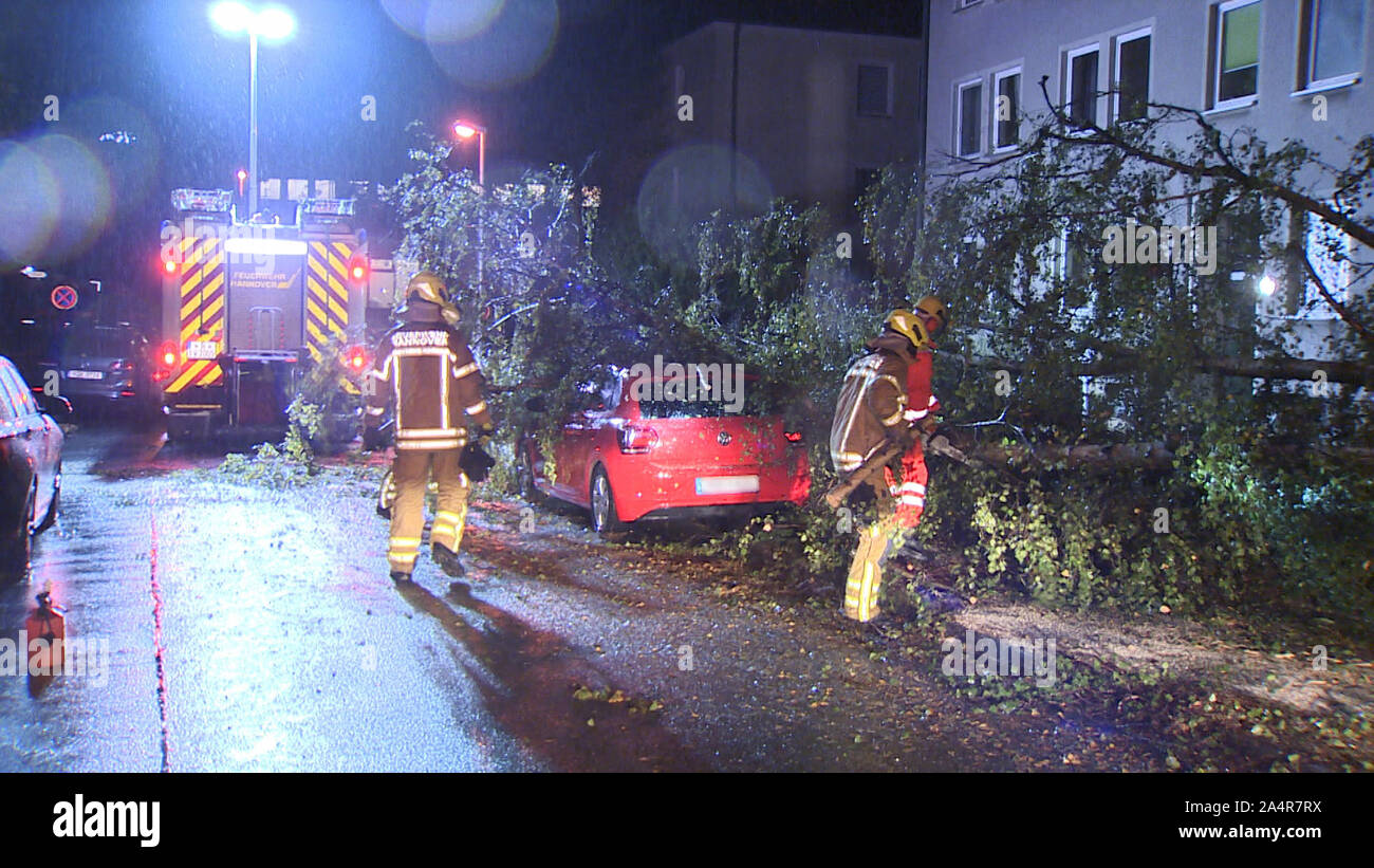 Hannover, Deutschland. 16 Okt, 2019. Dieses Video zeigt noch Feuerwehrmänner in Aktion, nachdem ein Baum auf ein Auto fiel. Die Feuerwehren in der Region Hannover haben sich über 300 Mal in der Nacht zu Mittwoch wegen schwerer Stürme bewegt. Ein Sprecher der Feuerwehr heute morgen gesagt, dass die meisten Operationen volle Keller beteiligt hatte und überflutete Straßen. (Beste Qualität) Credit: Amadeus Sartorius/dpa - ACHTUNG: Die nummernschilder pixelated wurden für persönliche Rechte gründen./dpa/Alamy leben Nachrichten Stockfoto