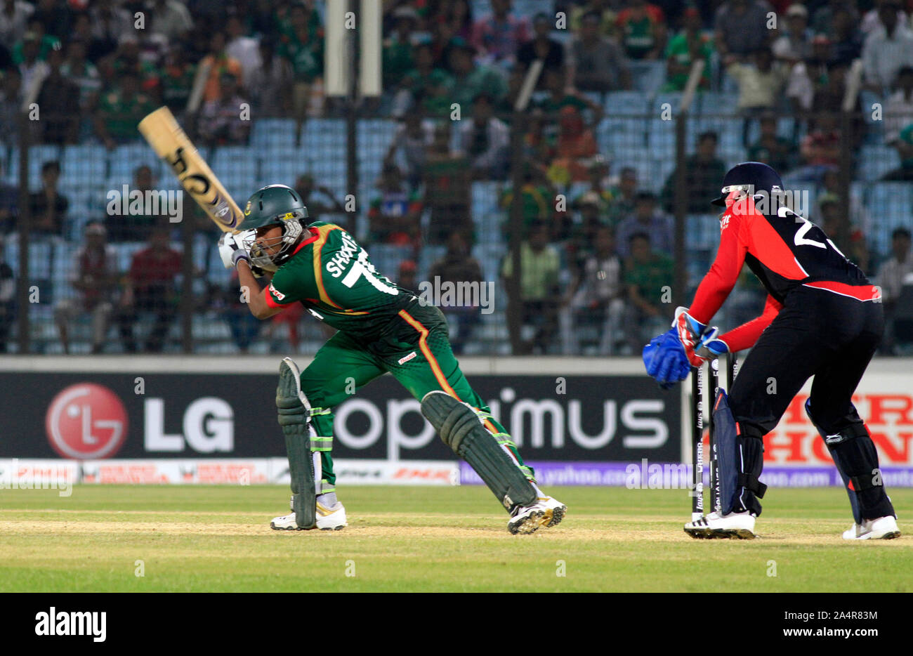 Shakib Al Hasan (Kapitän) von Bangladesch ist für 32 läuft mit der England und Bangladesch Match des ICC Cricket World Cup 2011 entlassen, in Zahur Ahmed Chowdhury Stadium, Chittagong, Bangladesch. März 11, 2011. Stockfoto