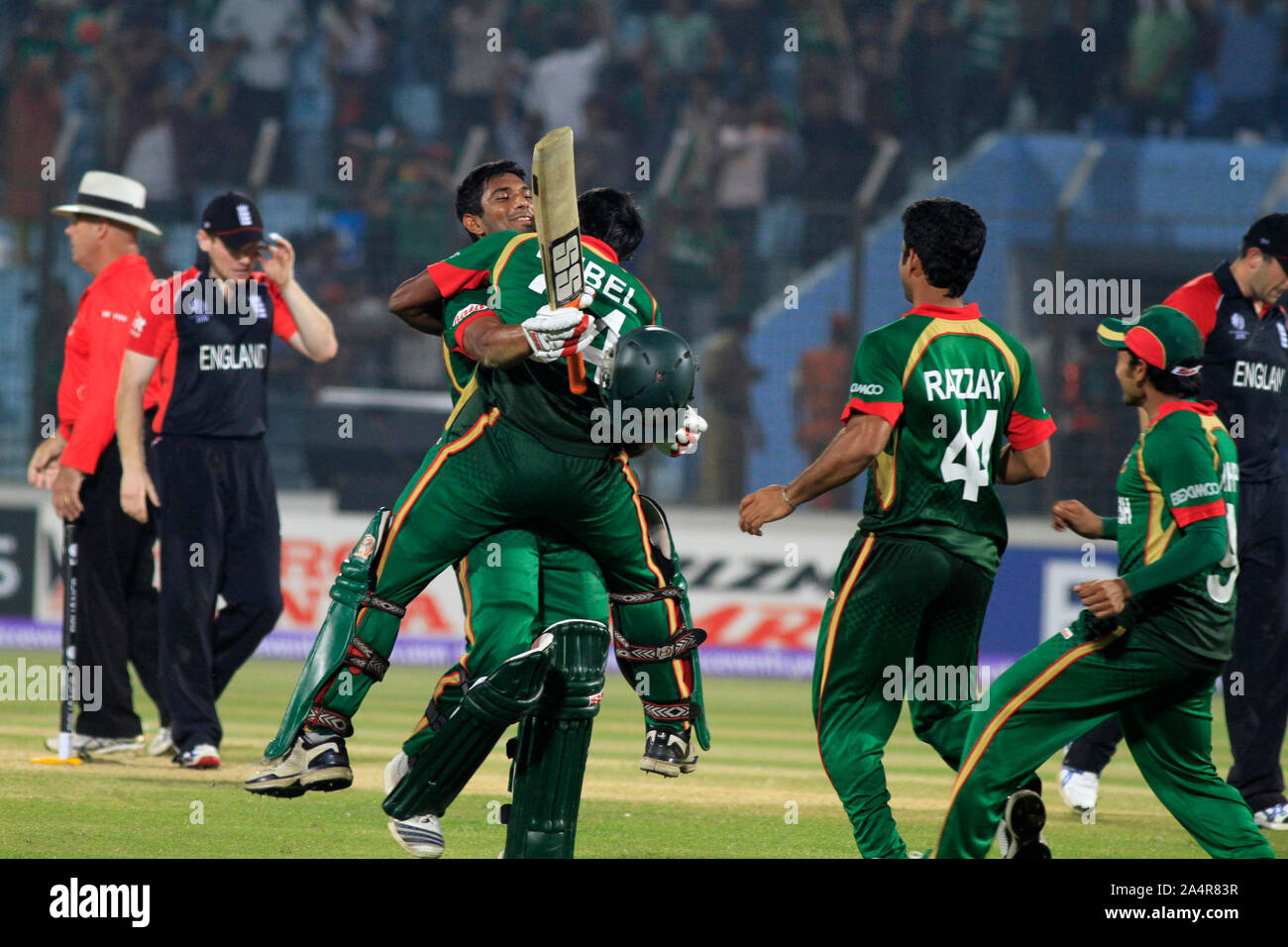 Bangladeshi cricketers auch bekannt als Tiger feiern, nachdem ihre zwei wicket Gewinn über England, bei der ICC Cricket World Cup 2011 in Zahur Ahmed Chowdhury Stadium, Chittagong, Bangladesch. März 11, 2011. Stockfoto