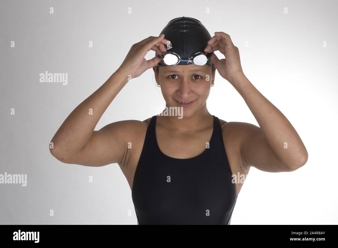 Modell Freigabe Nr.: 053. Nayana Shakya vertreten ist Nepal die Olympischen Spiele in Athen, Griechenland. In den Wintermonaten, wenn es zu kalt zum Schwimmen in Kathmandu, Nayana Züge in der Turnhalle. Am 6. Dezember 2007, Kathmandu, Nepal. Stockfoto