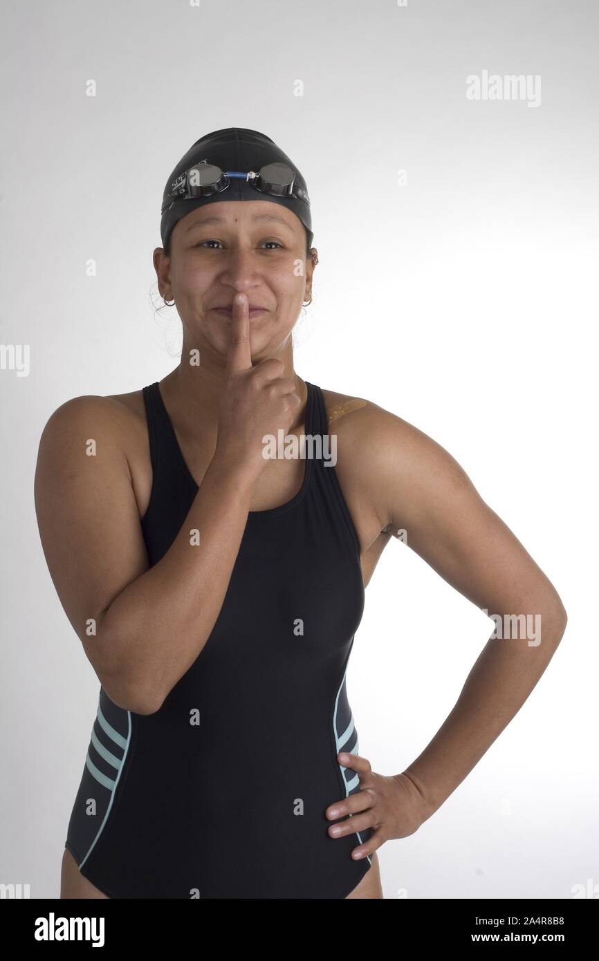Modell Freigabe Nr.: 053. Nayana Shakya vertreten ist Nepal die Olympischen Spiele in Athen, Griechenland. In den Wintermonaten, wenn es zu kalt zum Schwimmen in Kathmandu, Nayana Züge in der Turnhalle. Am 6. Dezember 2007, Kathmandu, Nepal. Stockfoto