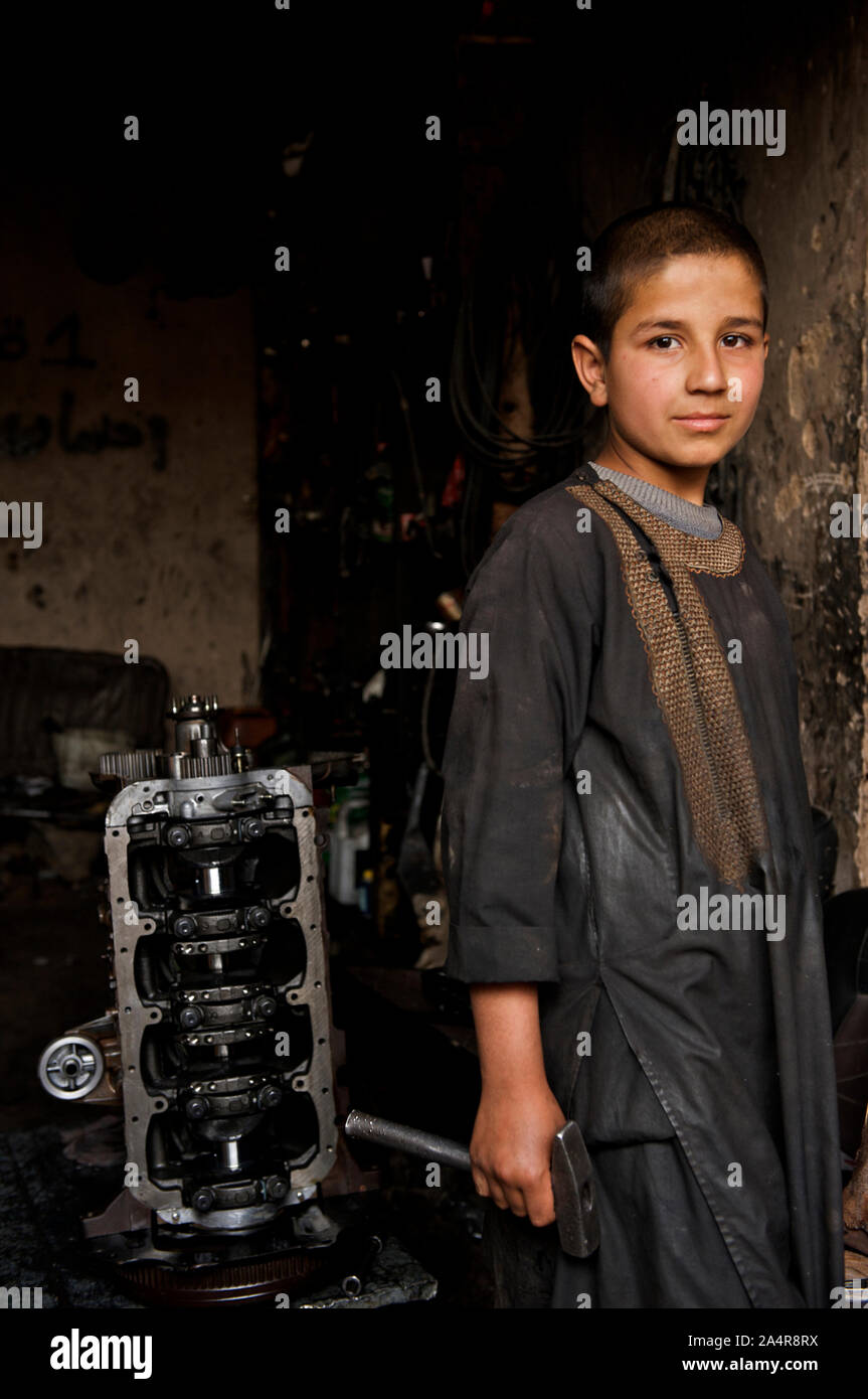 Ein afghanischer Junge bei einer KFZ-Werkstatt, in der nordwestlichen Stadt Herat, Afghanistan. Mai 6, 2009. Jungen Jungen, die Sie als "hagrid" (Lernende) an der Sweatshops ca. 300 Afghani (6 US-Dollar) pro Woche verdienen. Stockfoto