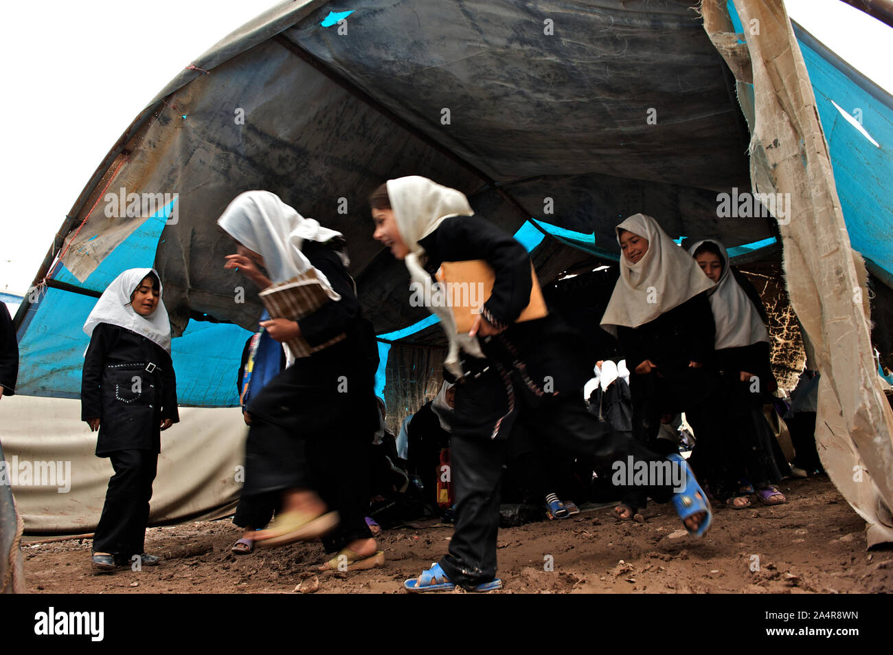 Kinder die Regierung laufen Pul-e-Rangeena Grundschule, in der nordwestlichen Stadt Herat, Afghanistan. Mai 6, 2009. Rund 9000 Kinder besuchen diese Schule in drei Schichten. Da eine große Anzahl der Kinder zurück in die Schule nach Jahren des Konflikts sind, ist es schwierig, für die Schulleitung, Sie alle in der richtigen Klassenzimmer und Hunderte Kinder zu Hause haben, claases im offenen Teil. Stockfoto